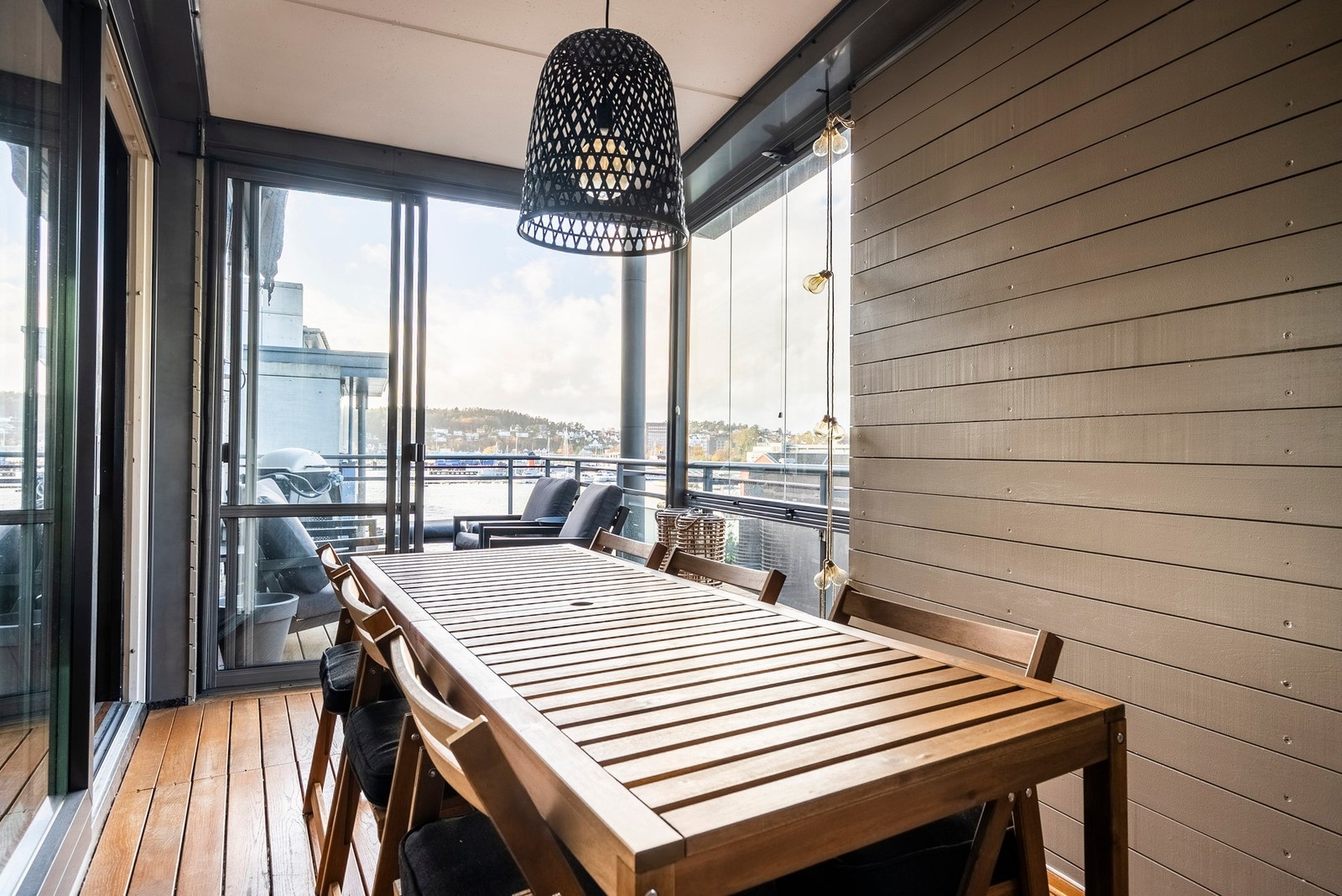 Her har du muligheten til å åpne opp til innglasset balkong og videre ut til terrassen Galleribilde