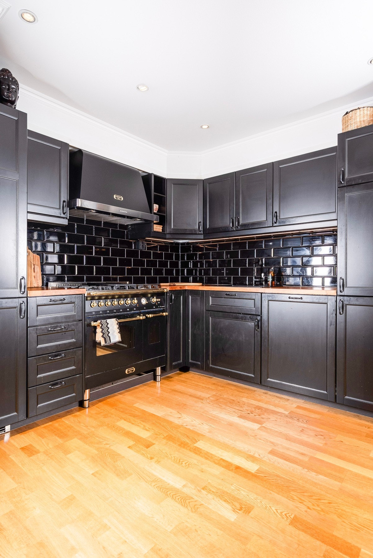 Det er byttet kjøkken i stilig design Galleribilde