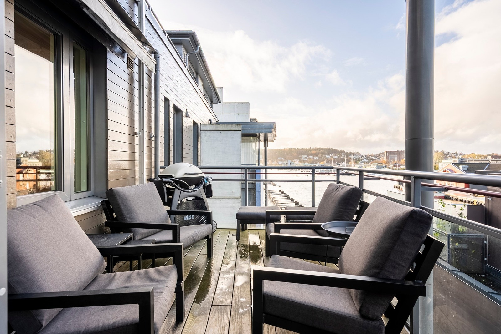 Romslig balkong hvor det er montert markise! Galleribilde