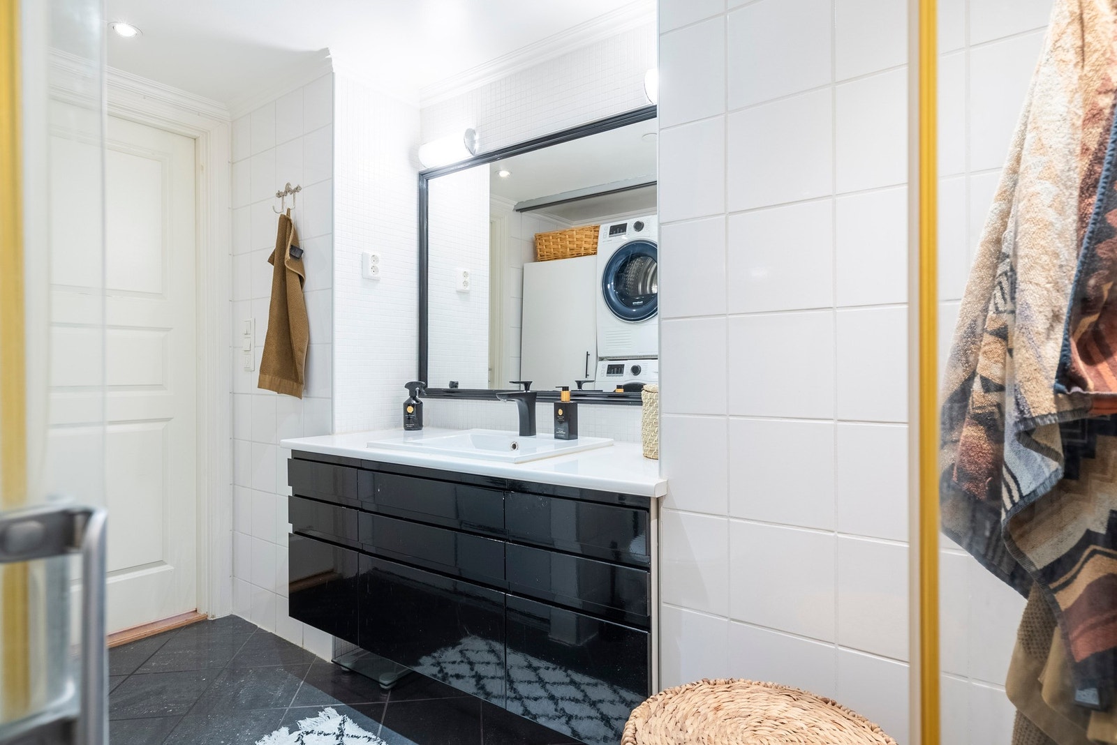 Her har du god oppbevaringsplass i servantinnredningen samt ved siden av vask og tørk Galleribilde