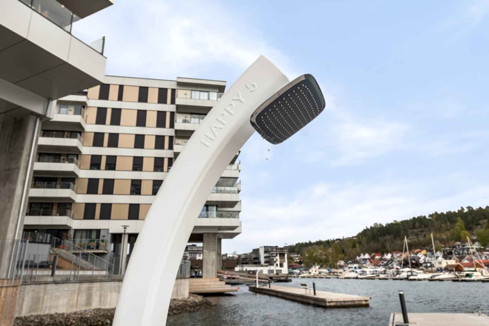 På bryggen har de satt opp dusjer, slik at man kan skylle av seg saltvannet Galleribilde