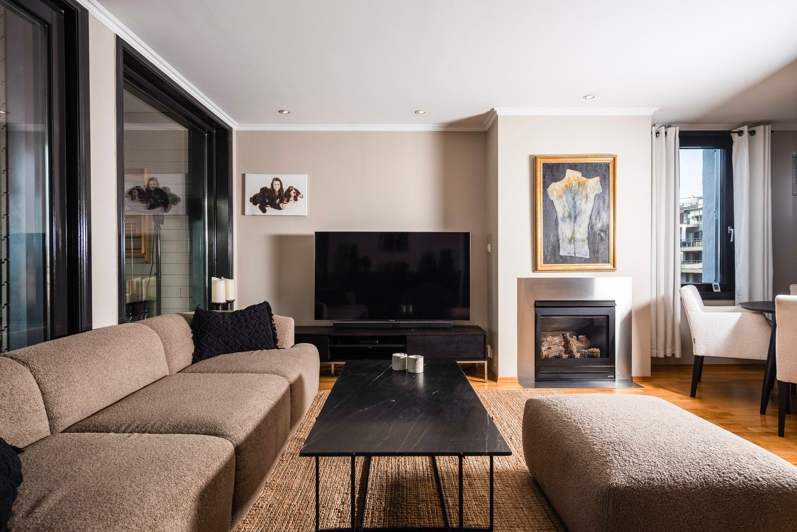 Stuen har fin planløsning og er enkel å møblere Galleribilde