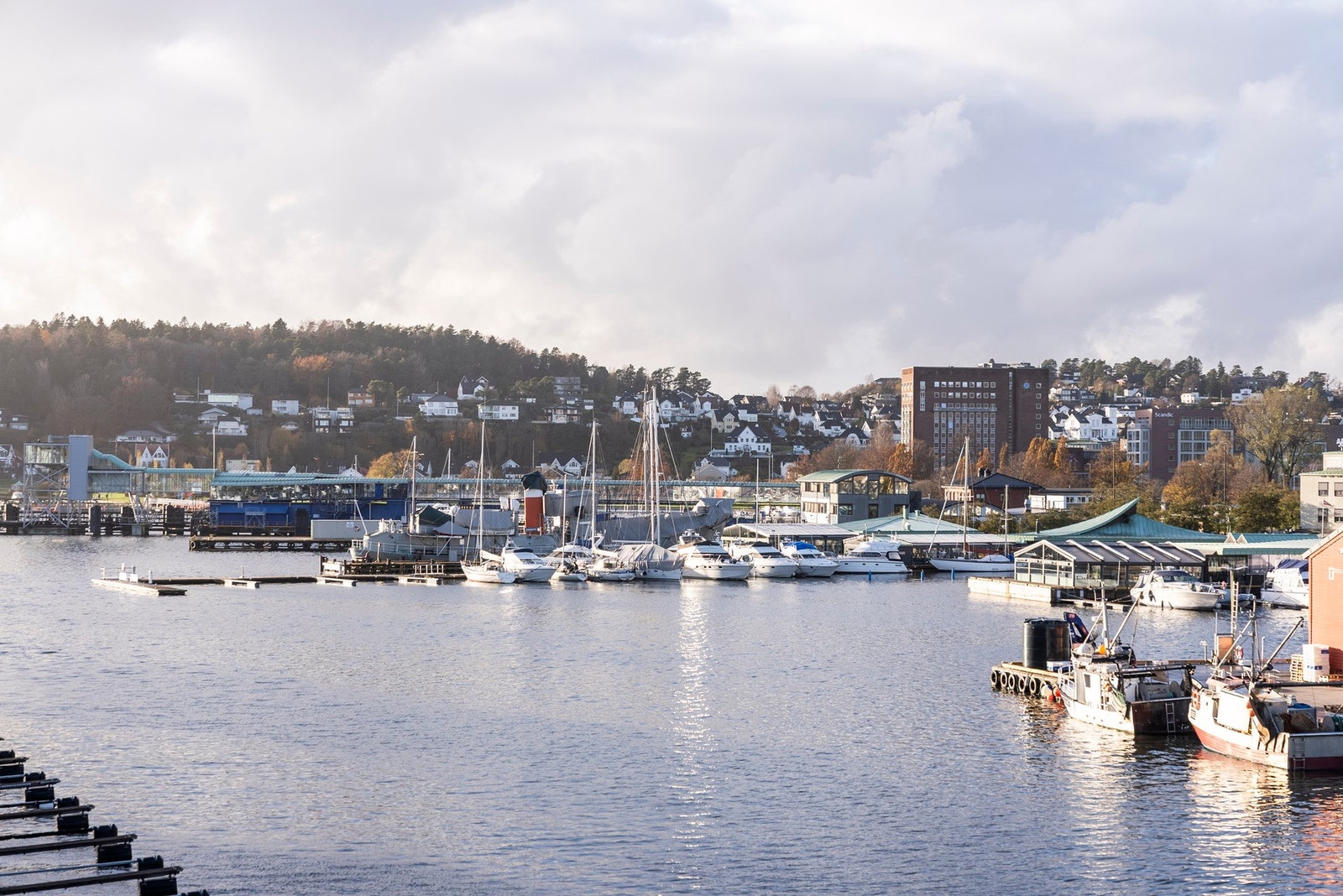 EIE eiendomsmegling ønsker velkommen til en flott utsiktsleilighet i nest øverste etasje på Kilen Brygge Pir 1! Galleribilde