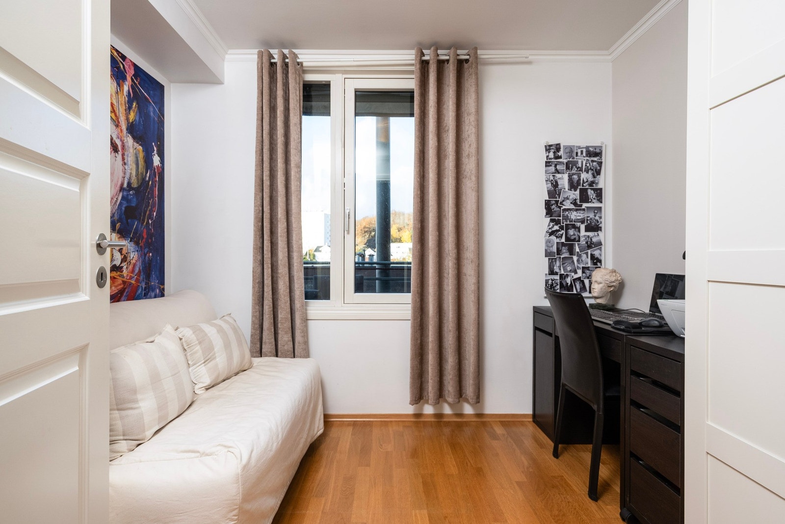 Rom 2 er praktisk innredet med skap og fleksibelt nok til å brukes etter behov Galleribilde