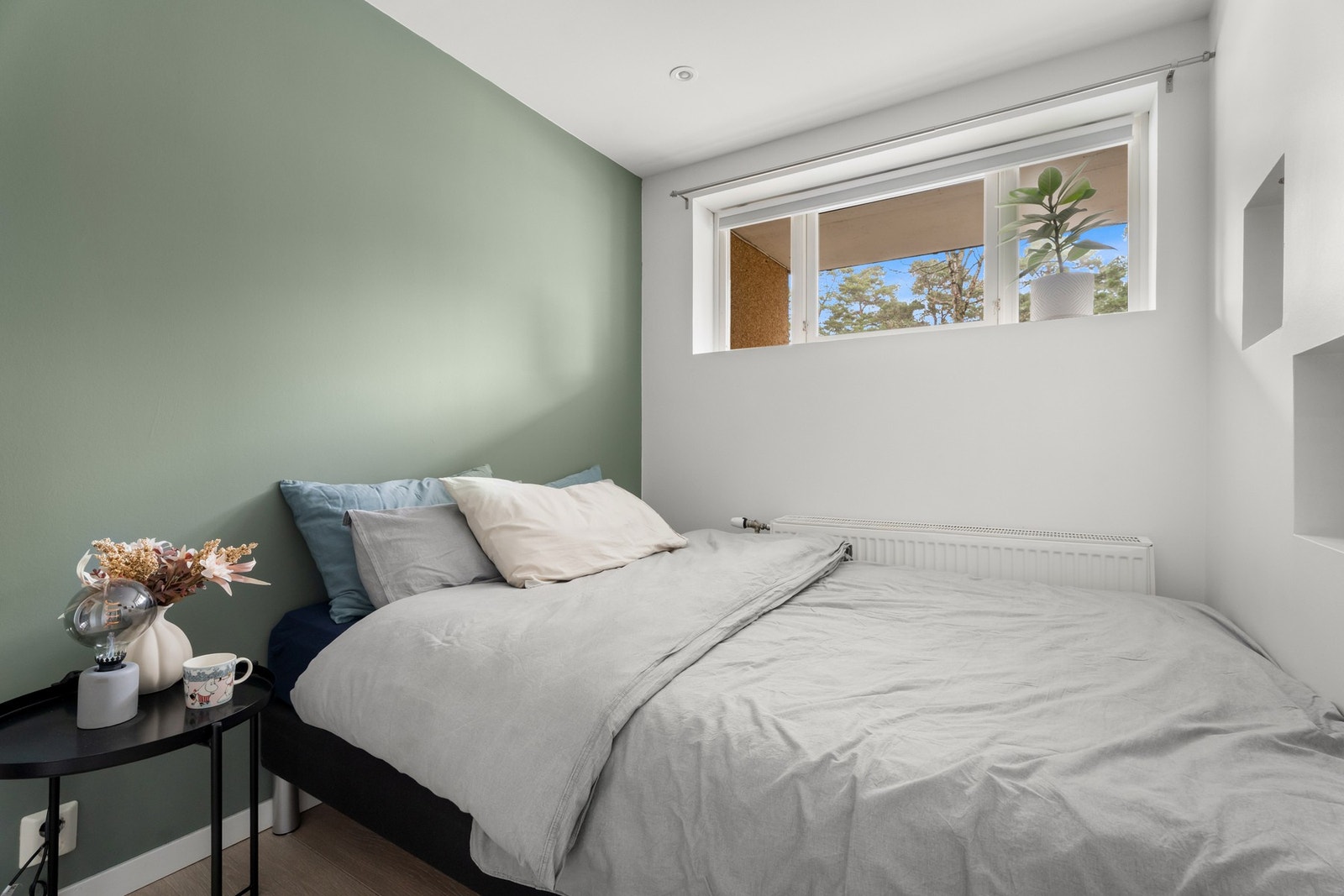 Perfekt som barnerom eller for besøk. Plass til stor seng og garderobeløsning. Galleribilde