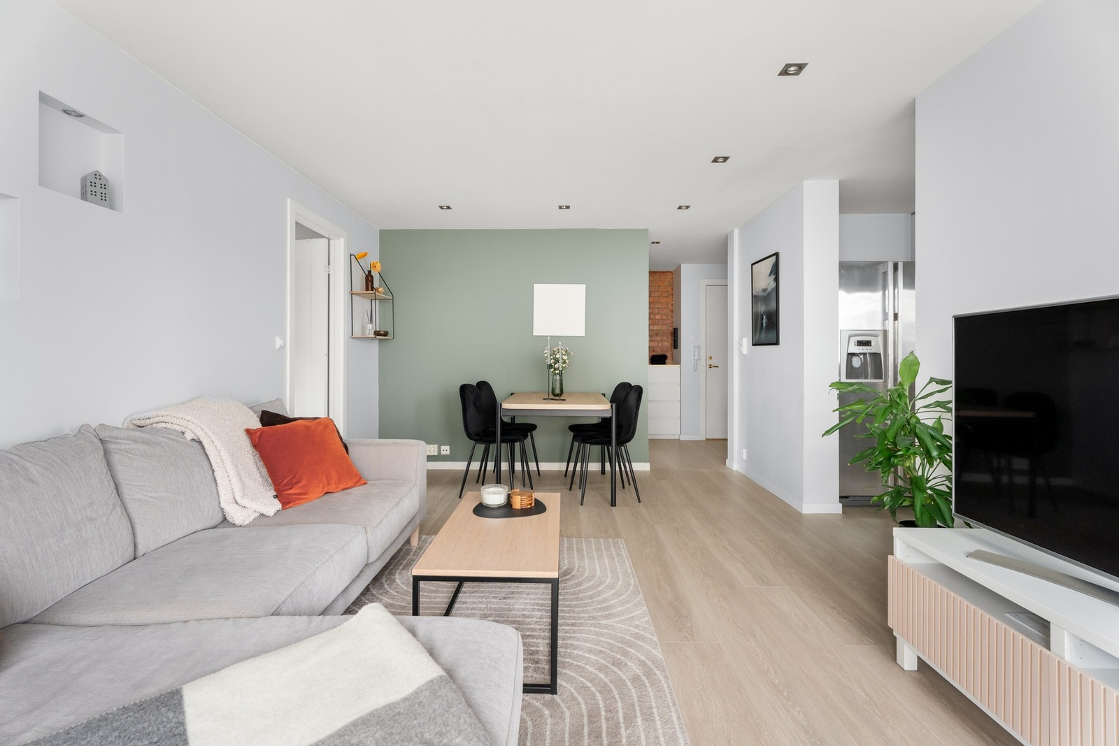 Her er det naturlig soner for sofa og spisebord. Galleribilde