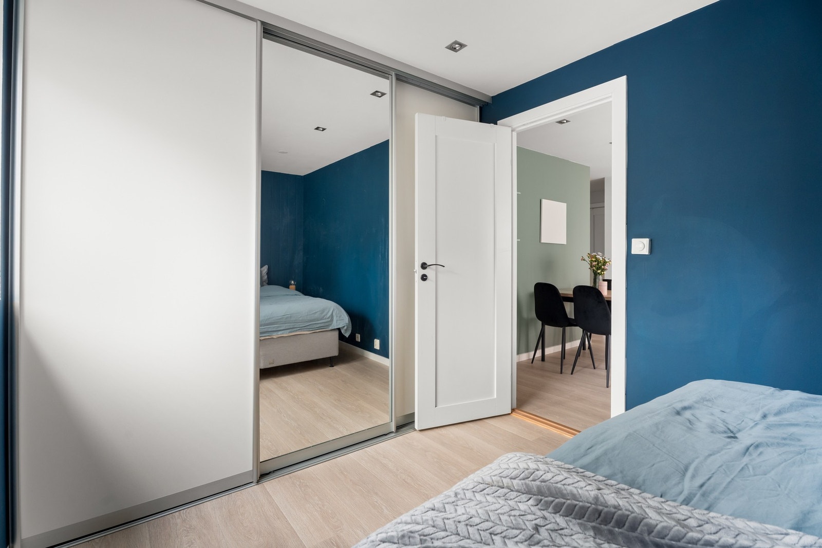 Her har du god skapplass i skyvedørsgarderobe. Galleribilde