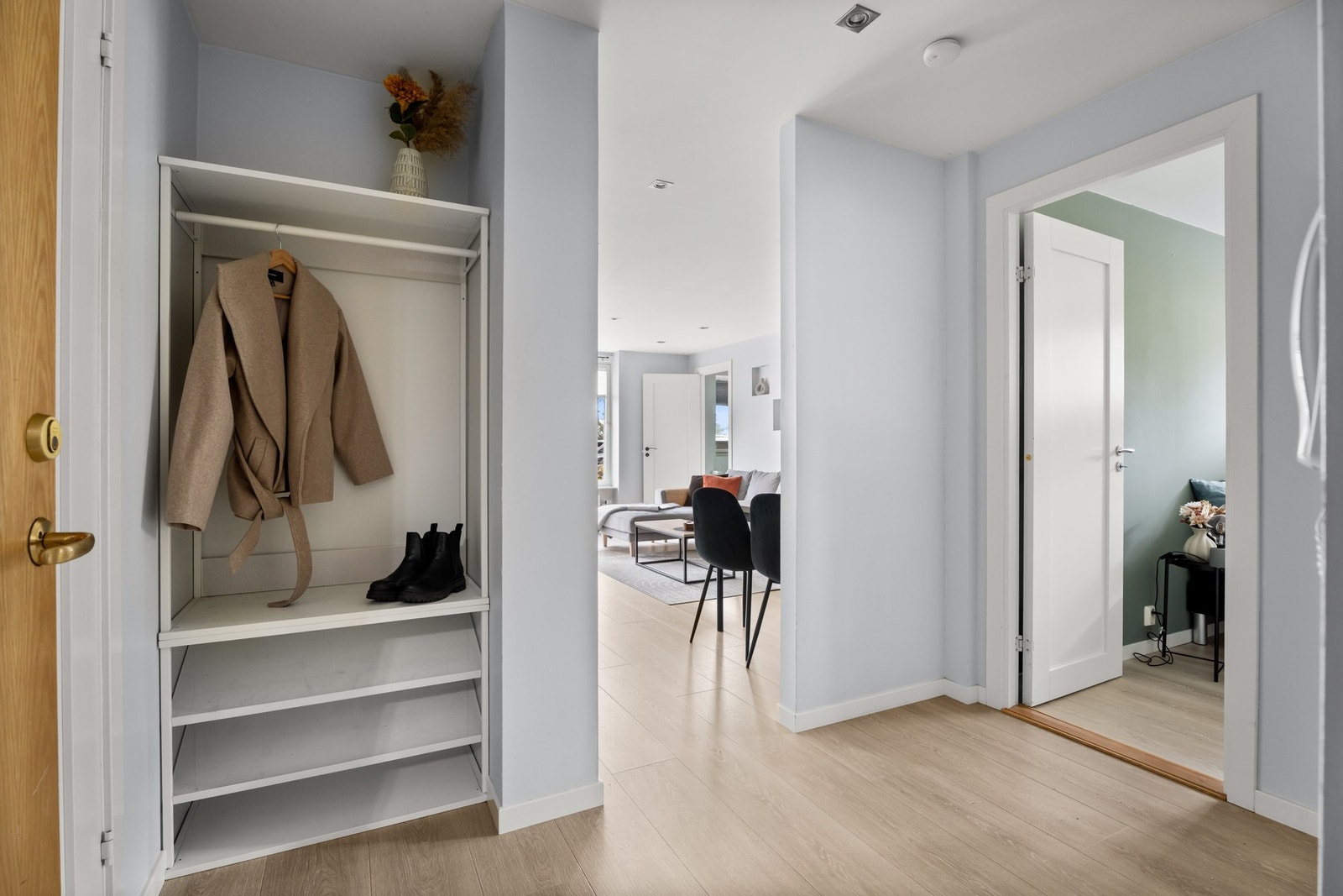 Velkommen inn til en romslig entré. Galleribilde