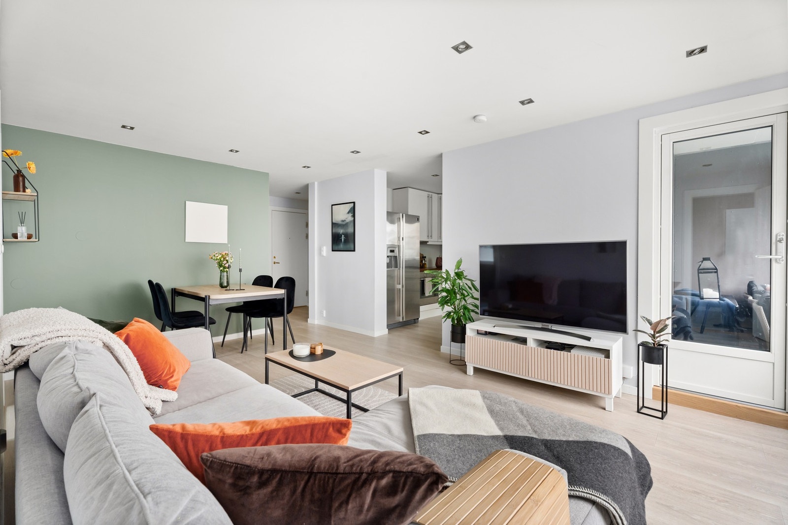 Moderne og lys leilighet i 1. etasje - Ingen trapper til inngang! Galleribilde