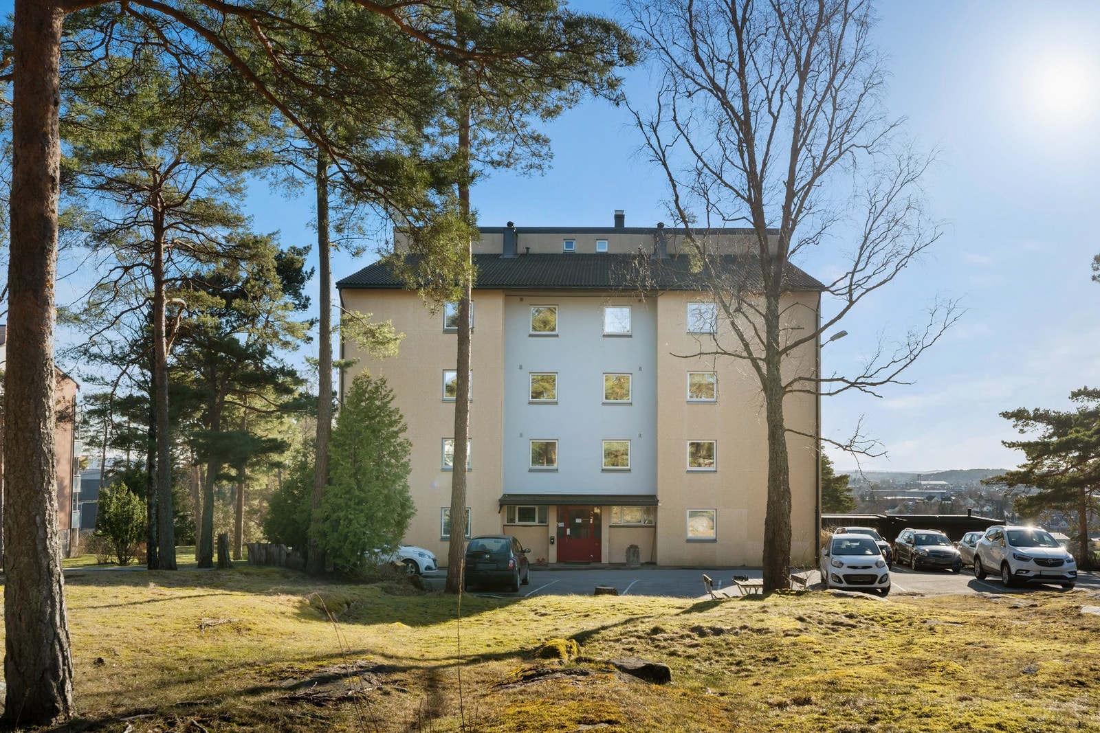 Fasade av St. Hansveien 15 - inngangsparti med takoverbygg Galleribilde