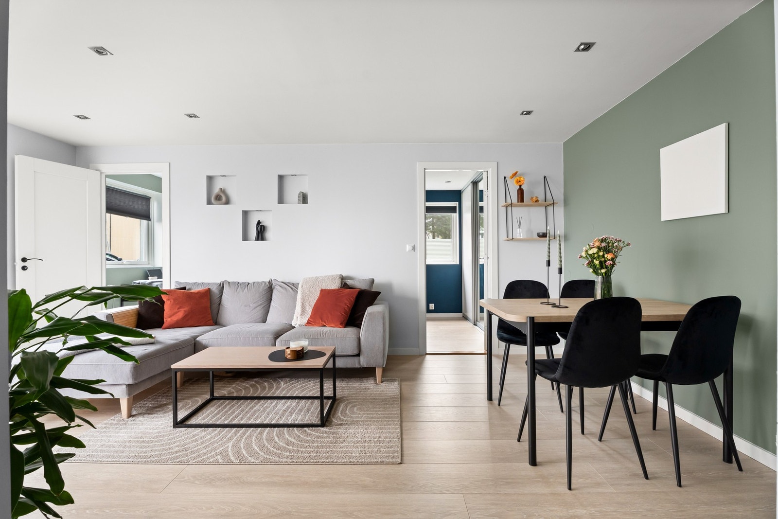 Det er direkte utgang til balkong fra stuen. Galleribilde