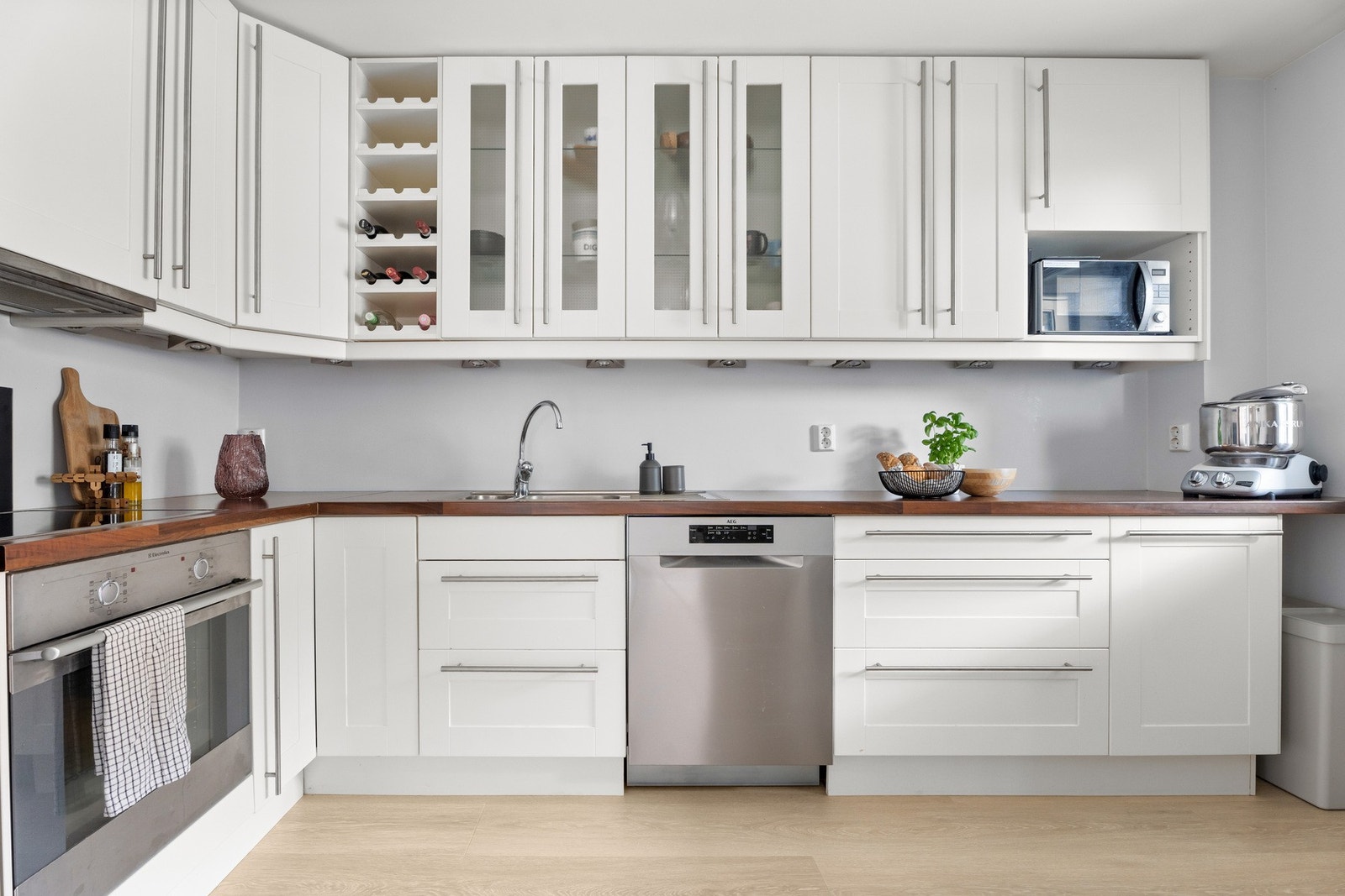 Pent kjøkken med profilerte fronter - Masse skapplass! Galleribilde