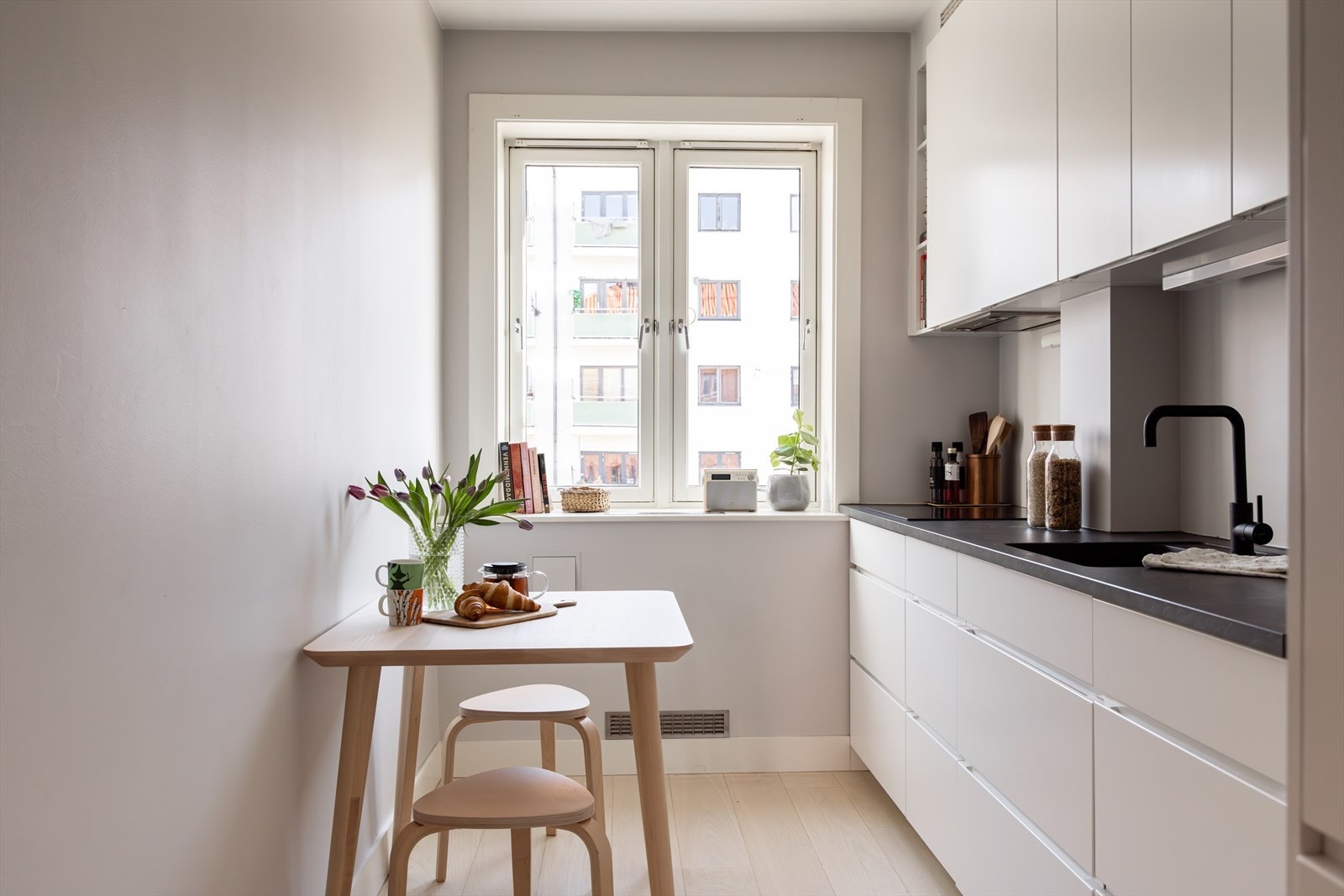 Hvit og moderne kjøkkeninnredning fra 2019 med rikelig skap- og benkeplass. Galleribilde