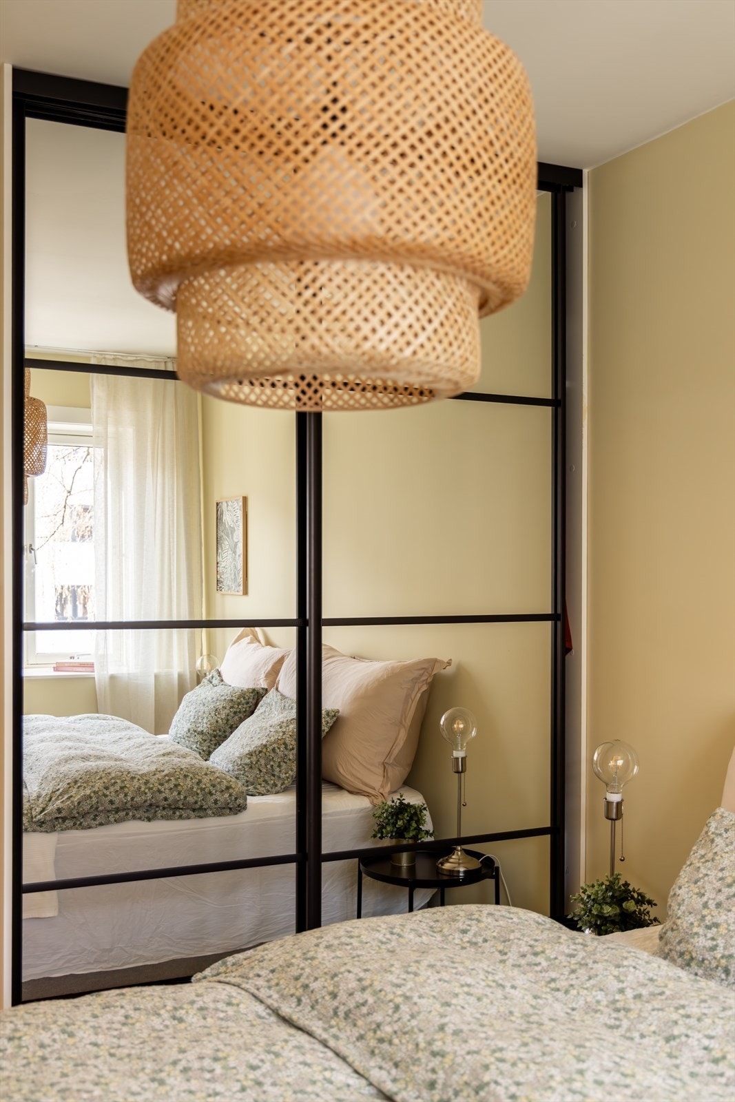 Det er satt inn garderobeskap med speilfronter som gir godt med oppbevaringsplass for klær og andre eiendeler. Galleribilde