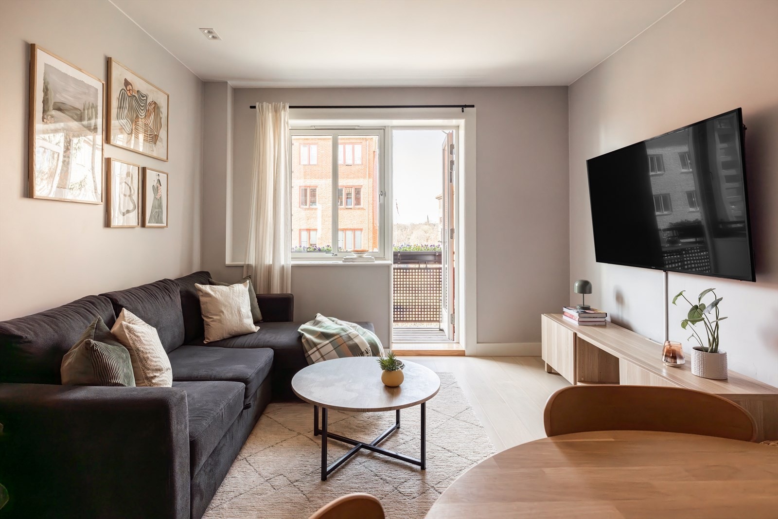 Det er god takhøyde på 2,6 m og flotte vindusflater som gir rikelig med naturlig lysinnslipp i rommet. Galleribilde