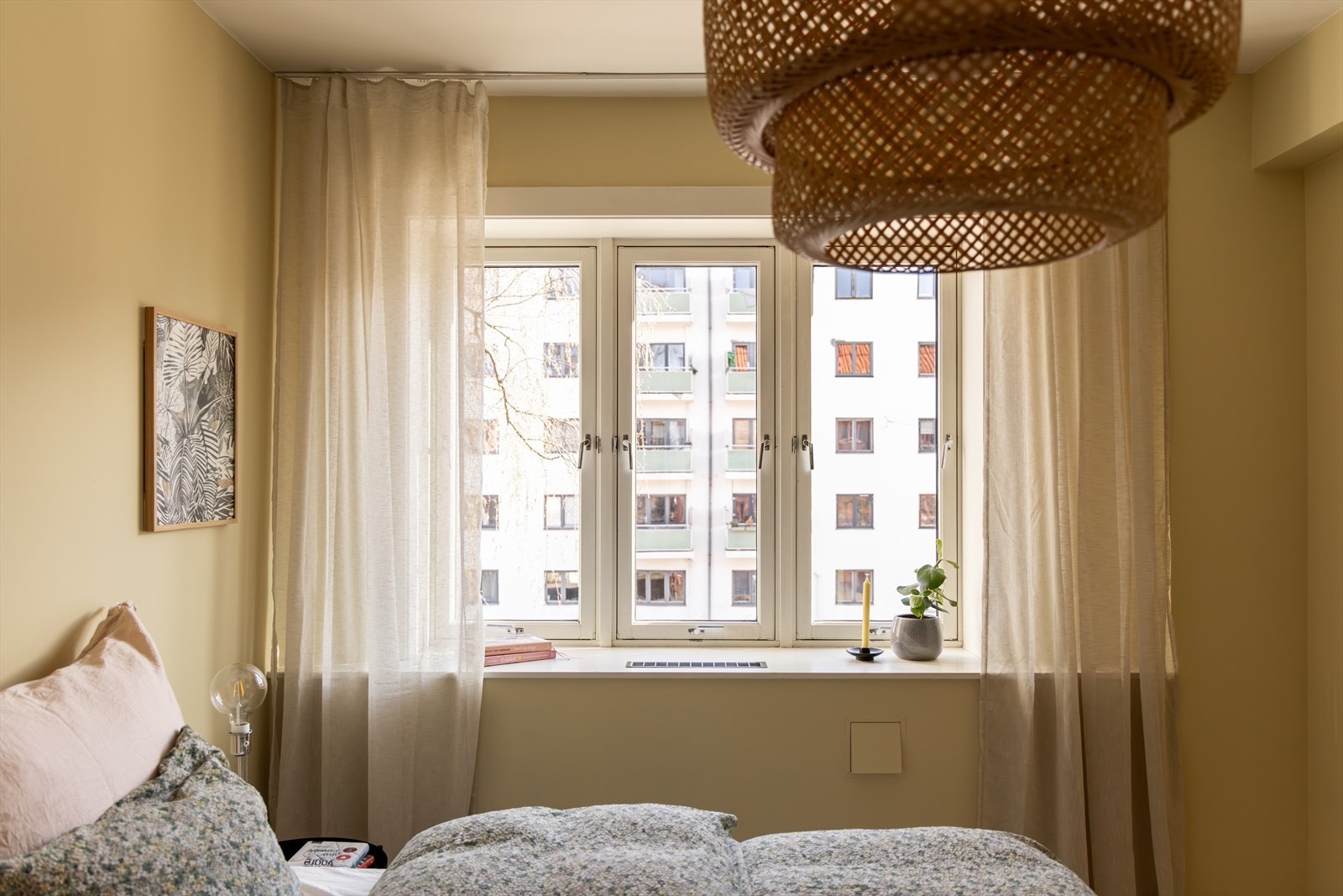 Soverommet har god plass for dobbeltseng med tilhørende nattbord på hver side. Galleribilde