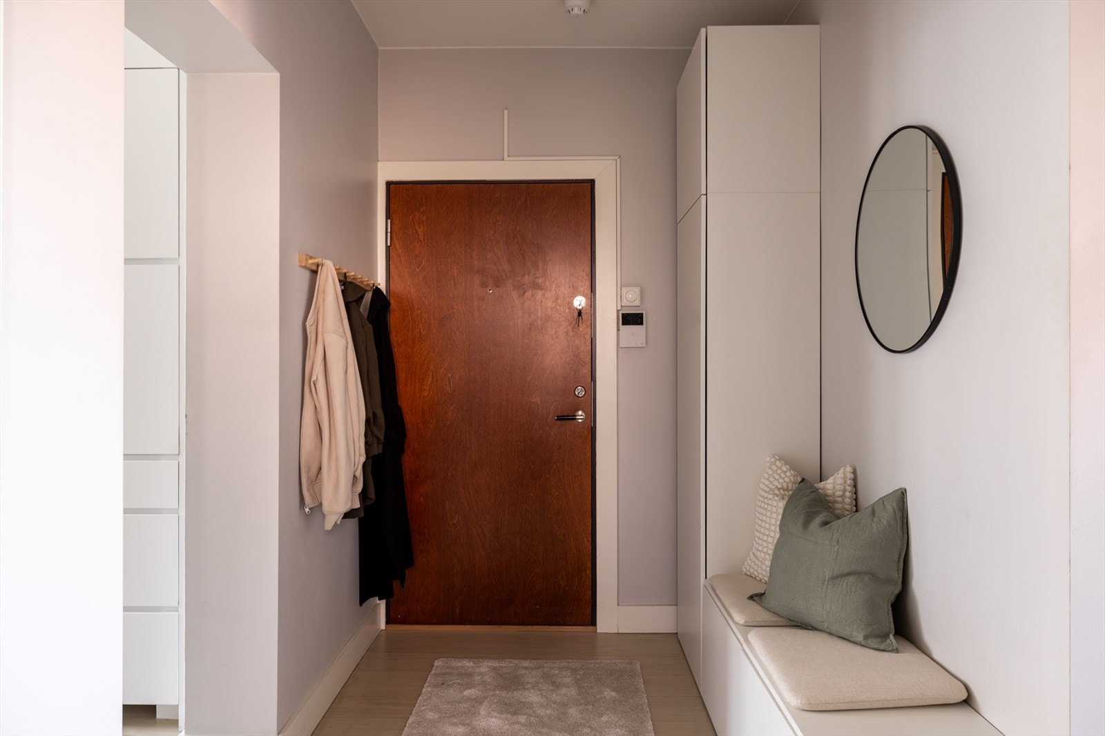 Gode lagringsmuligheter i kjellerbod på 3 kvm og loftsbod på 2 kvm. Galleribilde