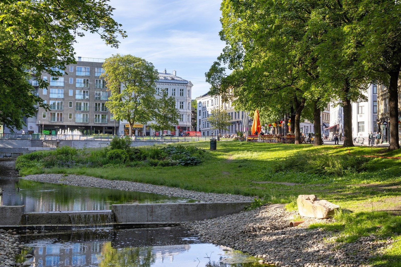 Kiellands plass er ikke langt unna hvor du finner blant annet vinmonopol, Coop Mega, apotek og blomsterbutikk. Galleribilde