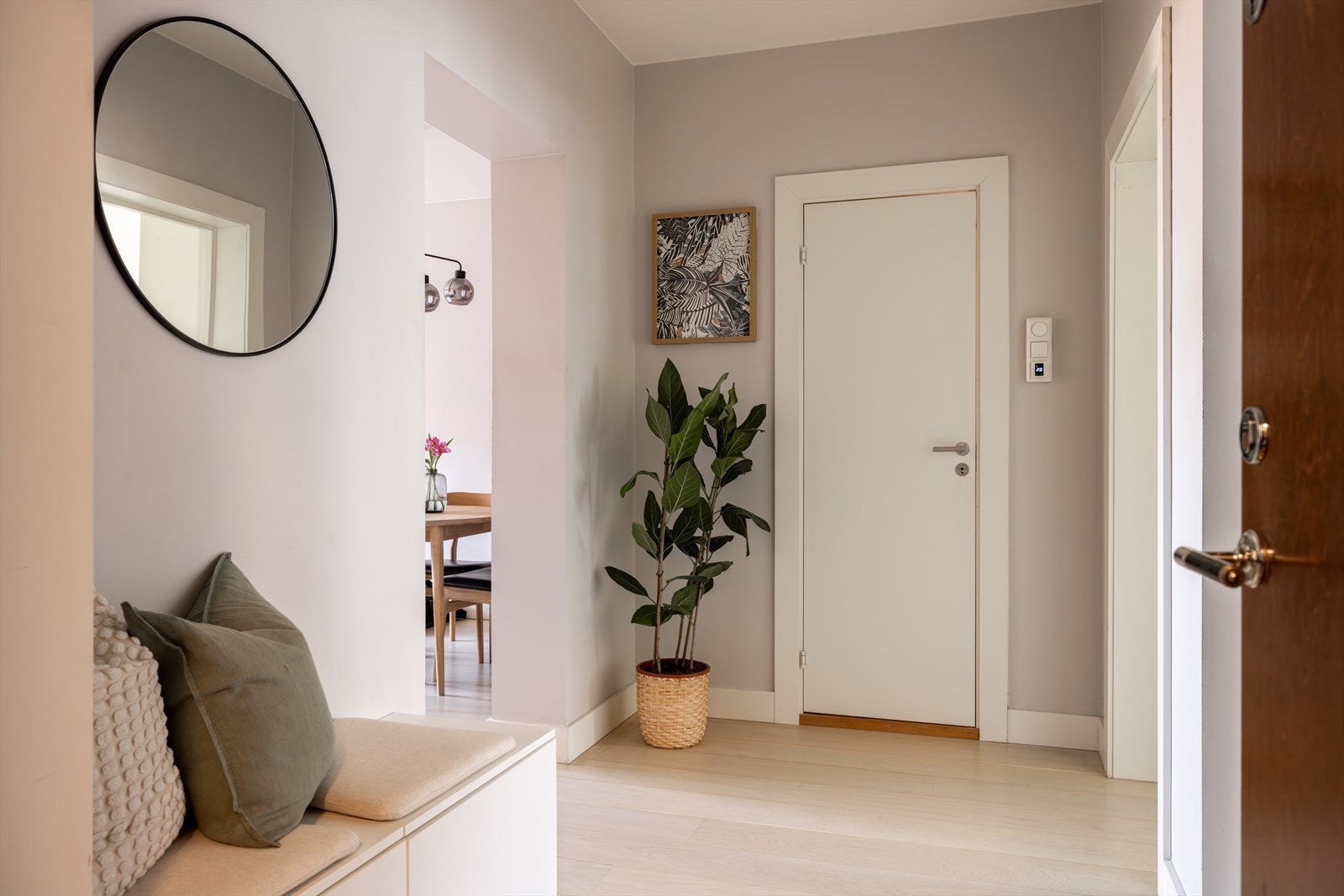 Vell inne møter du en innbydende entré som gir et godt førsteinntrykk av leiligheten. Det er plass til å henge fra seg jakker på knaggrekke, i tillegg oppbevaring i skap. Galleribilde