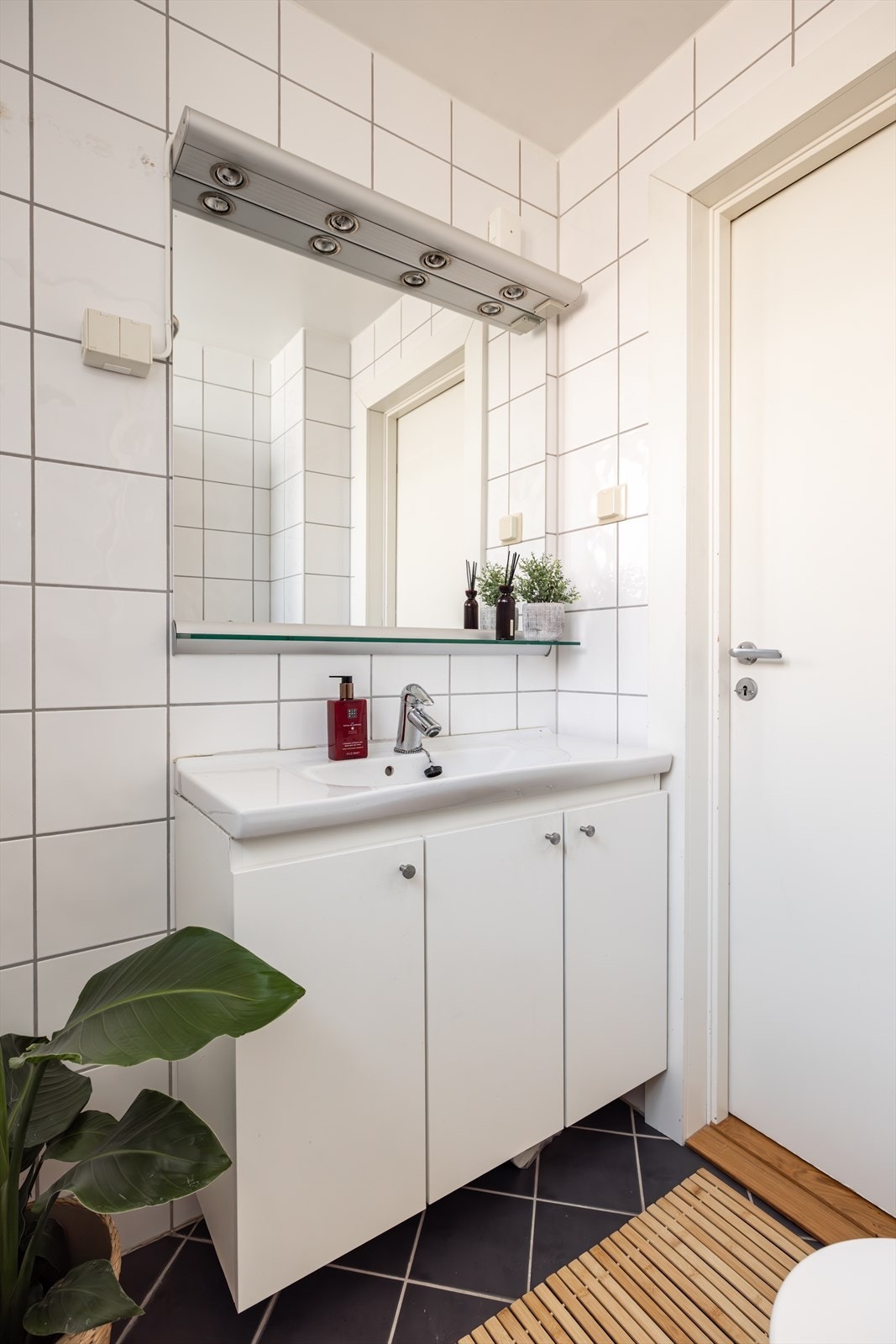 Baderommet er innredet med servant i skapseksjon, gulvmontert toalett og dusjhjørne. Galleribilde