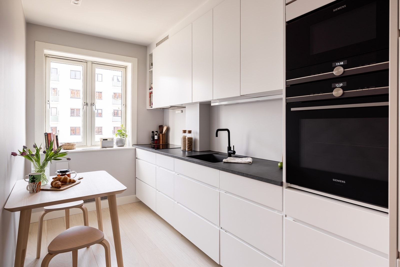 Et meget hyggelig kjøkkenrom med flott vindu. Galleribilde