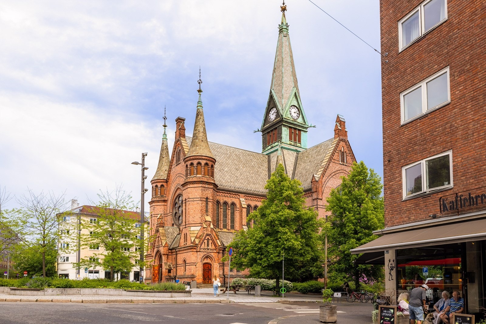 Sagene ligger i gangavstand og er et attraktiv område med sine flotte parker og koselige kaféer Galleribilde