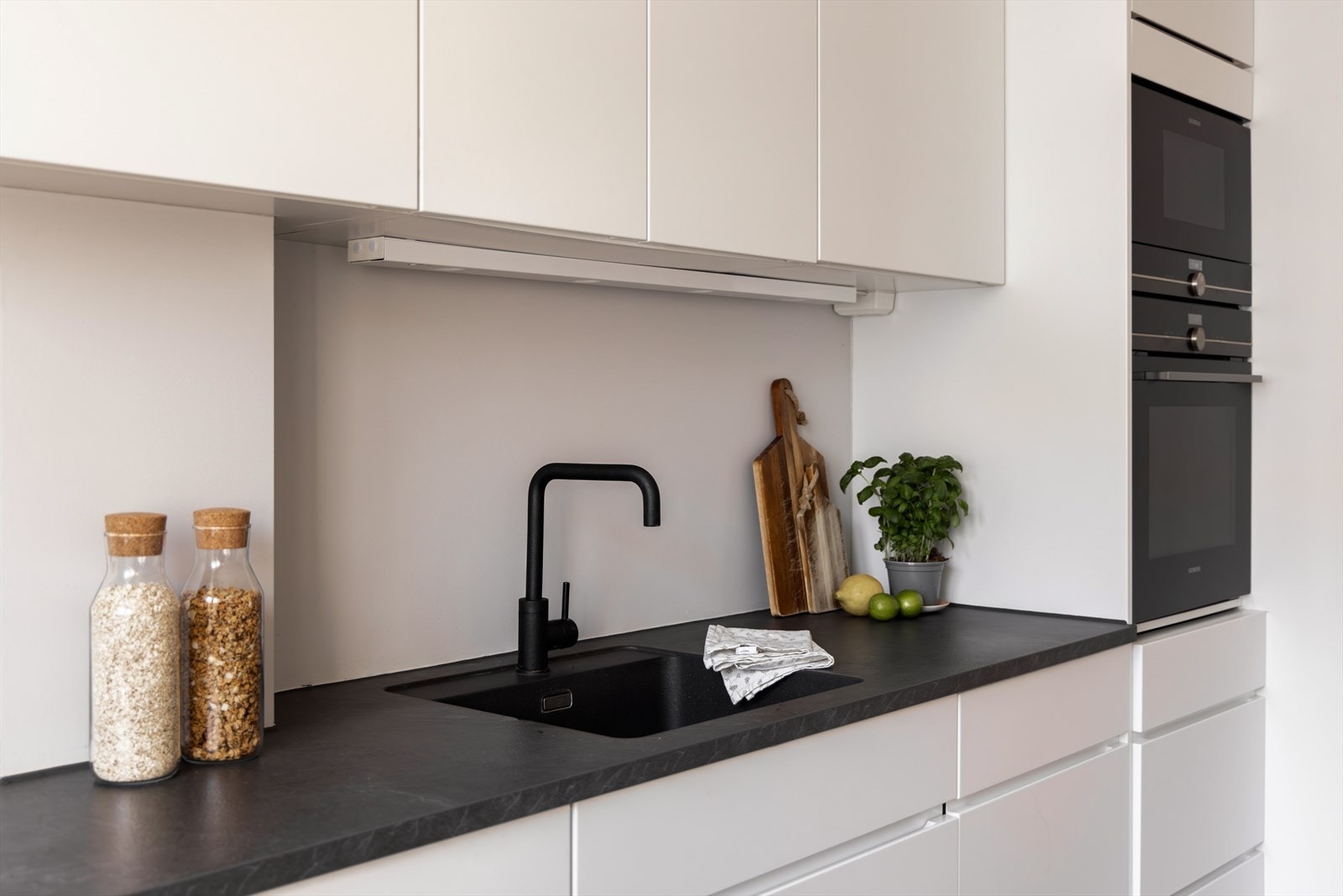 Det er montert opplegg for vaskemaskin på kjøkkenet. Galleribilde