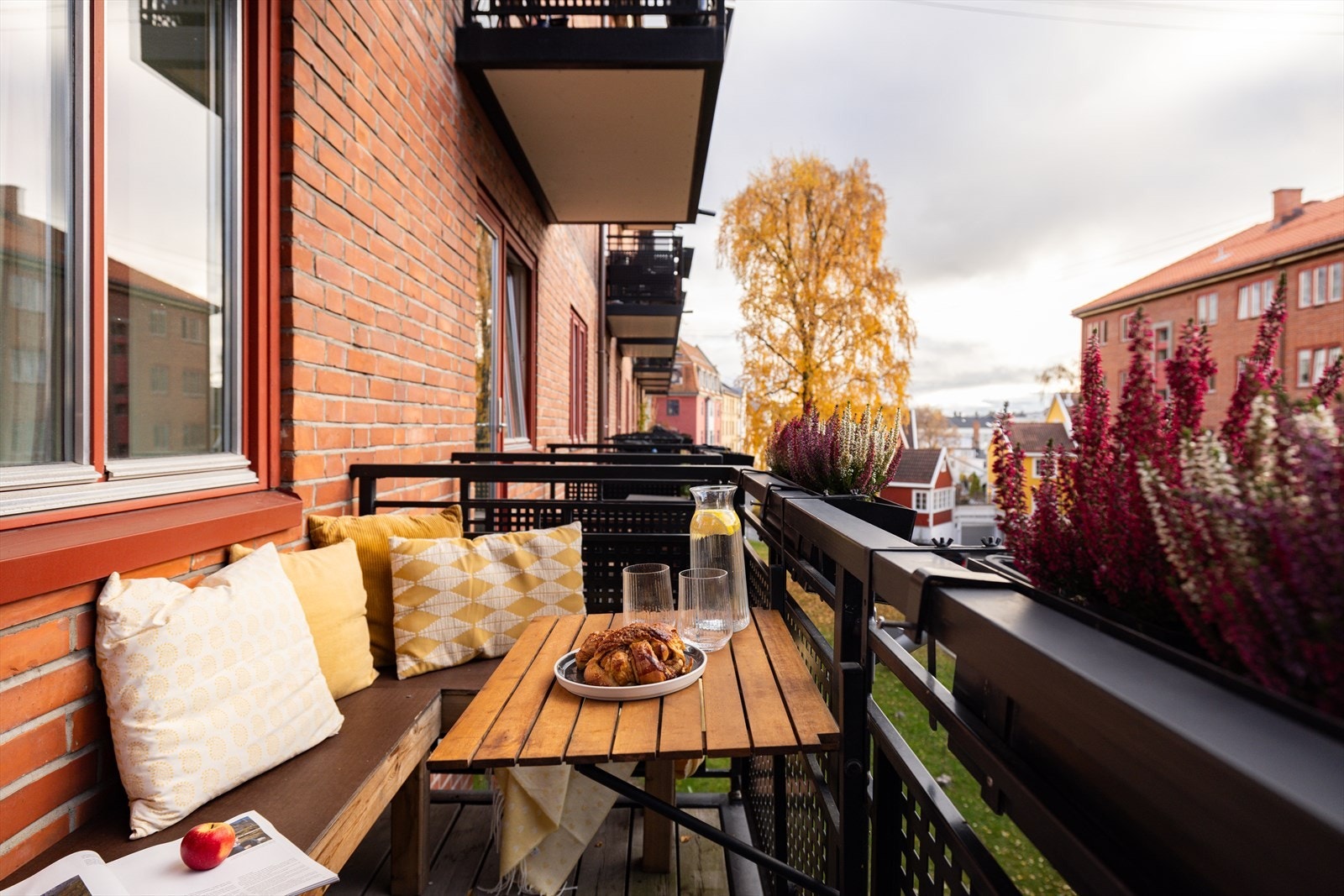 Balkongen har plass for sittegruppe, grill og beplantning. Galleribilde