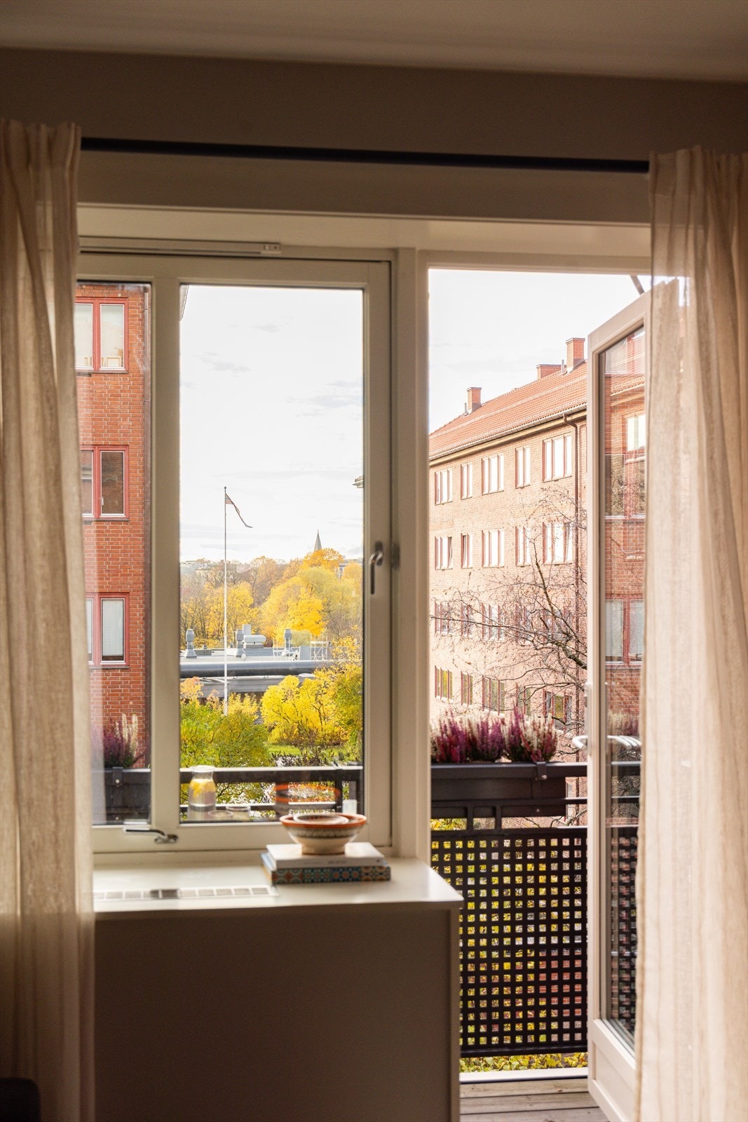 Vi beveger oss ut på den solrike balkongen. Galleribilde