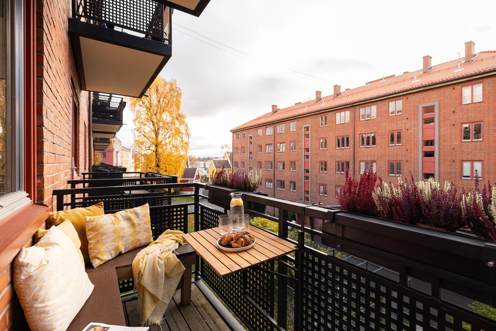 Balkongen ligger vendt mot vest, og byr på gode solforhold fra ca. kl. 12:00 - 19:00 på sommerstid. Galleribilde