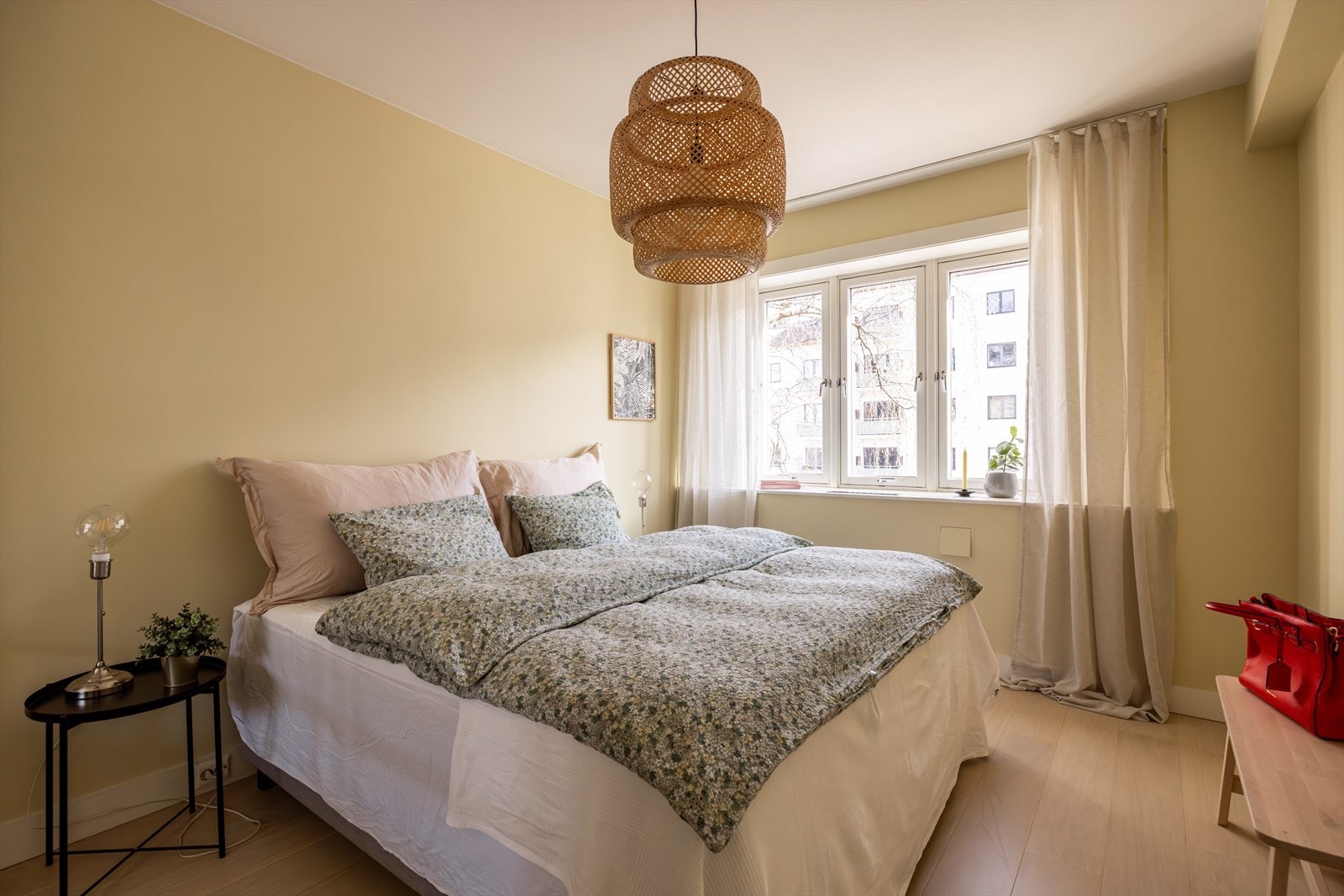 Soverommet er delikat og har takhøyde på 2,6m, malt i lysegul farge, som gir den lune atmosfæren til rommet. Galleribilde