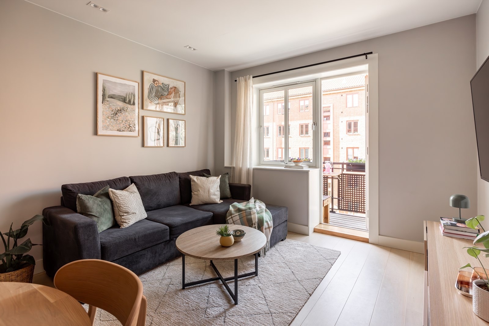 Hele leiligheten er malt i en smakfull fargepalett og pene 1-stavs gulv, som gir en god atmosfære. Galleribilde