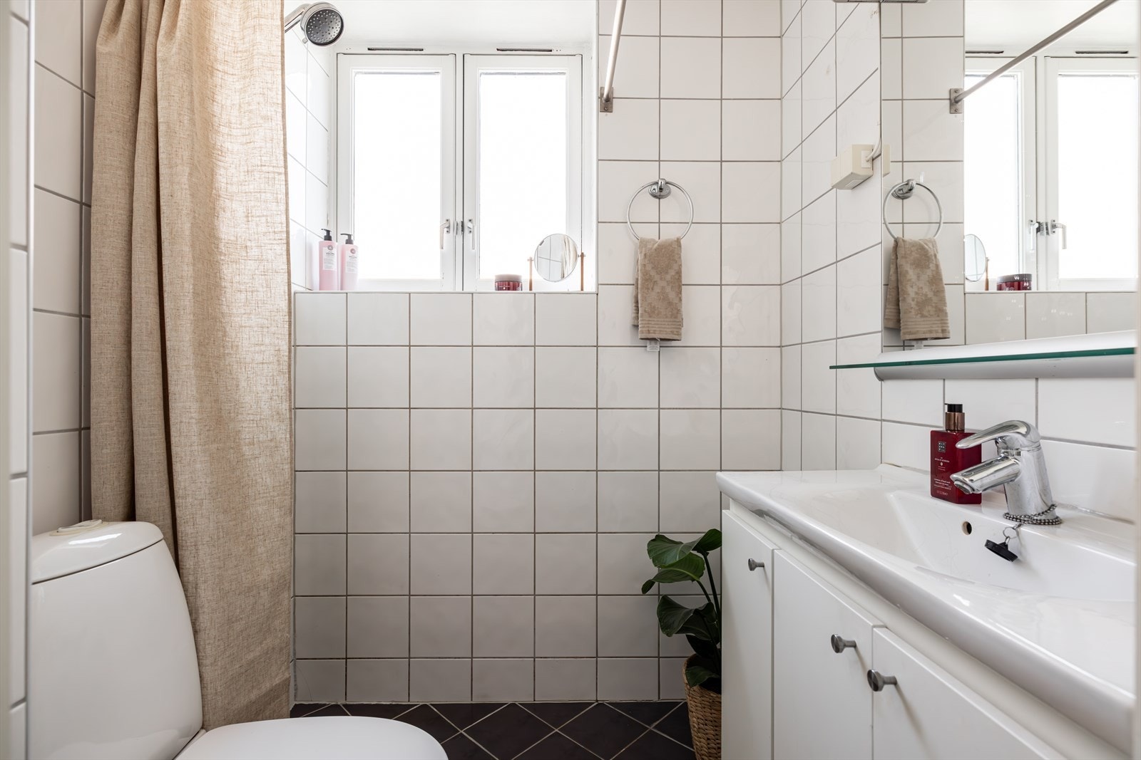 Pent, flislagt bad totalrenovert i regi av borettslaget i 2004. Galleribilde