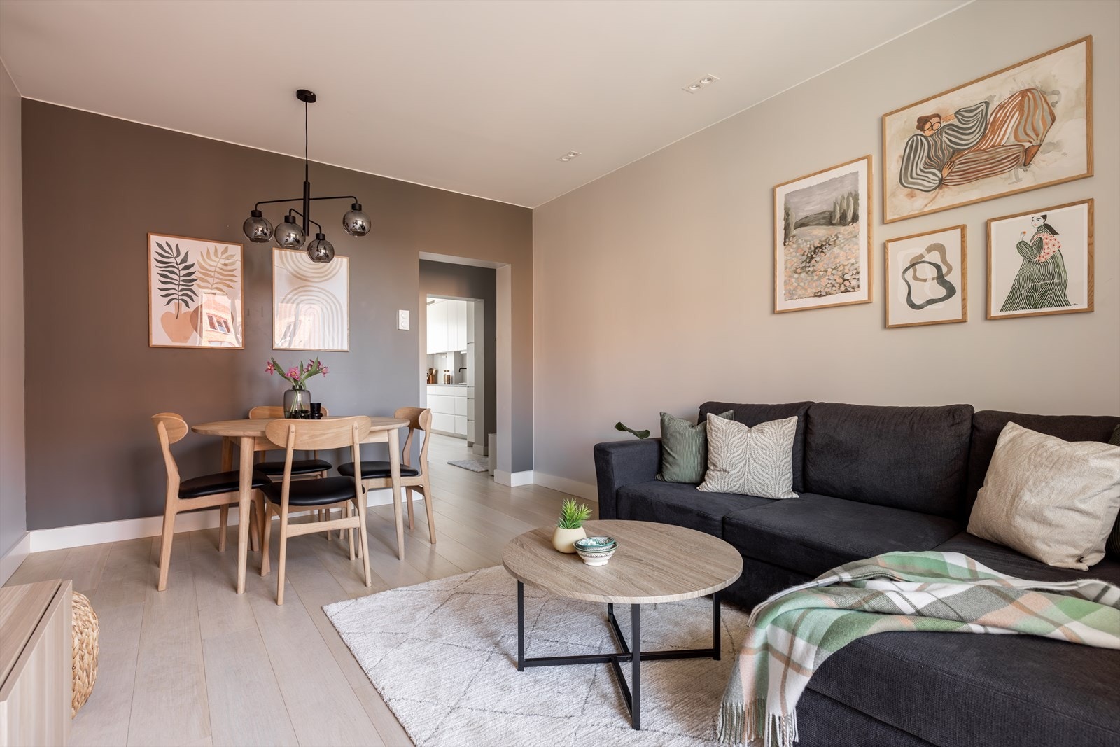 Stuen er romslig og byr på gode møbleringsmuligheter for sofagruppe, spisebord og annet møblement. Galleribilde