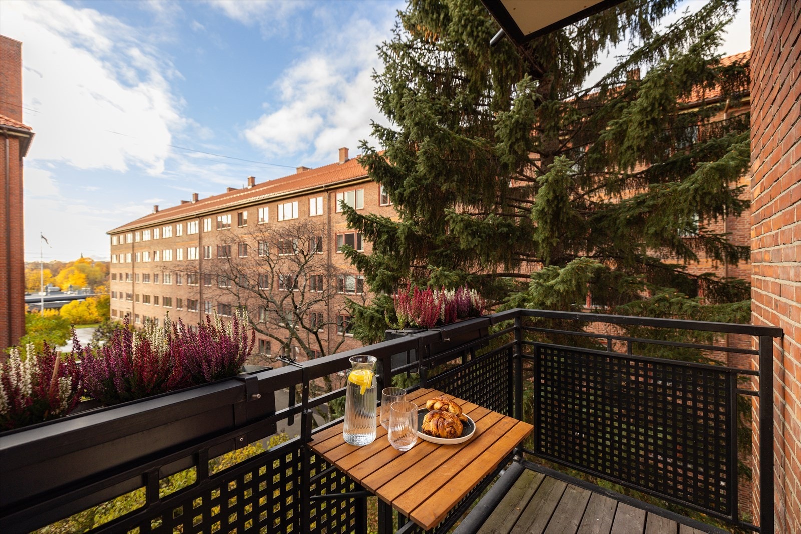 En fantastisk balkong på 3 kvm som ligger omkranset av grønne trær. Galleribilde