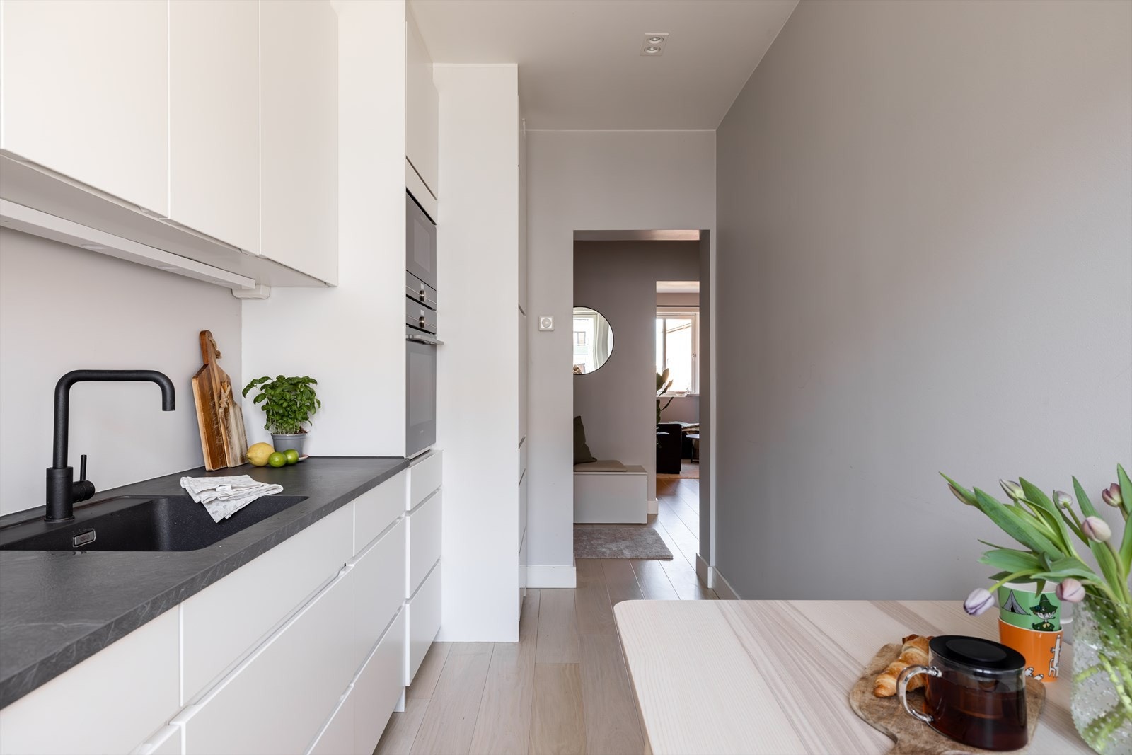 Eller er det integrerte hvitevarer som oppvaskmaskin, komfyr, platetopp og kombiskap. Galleribilde