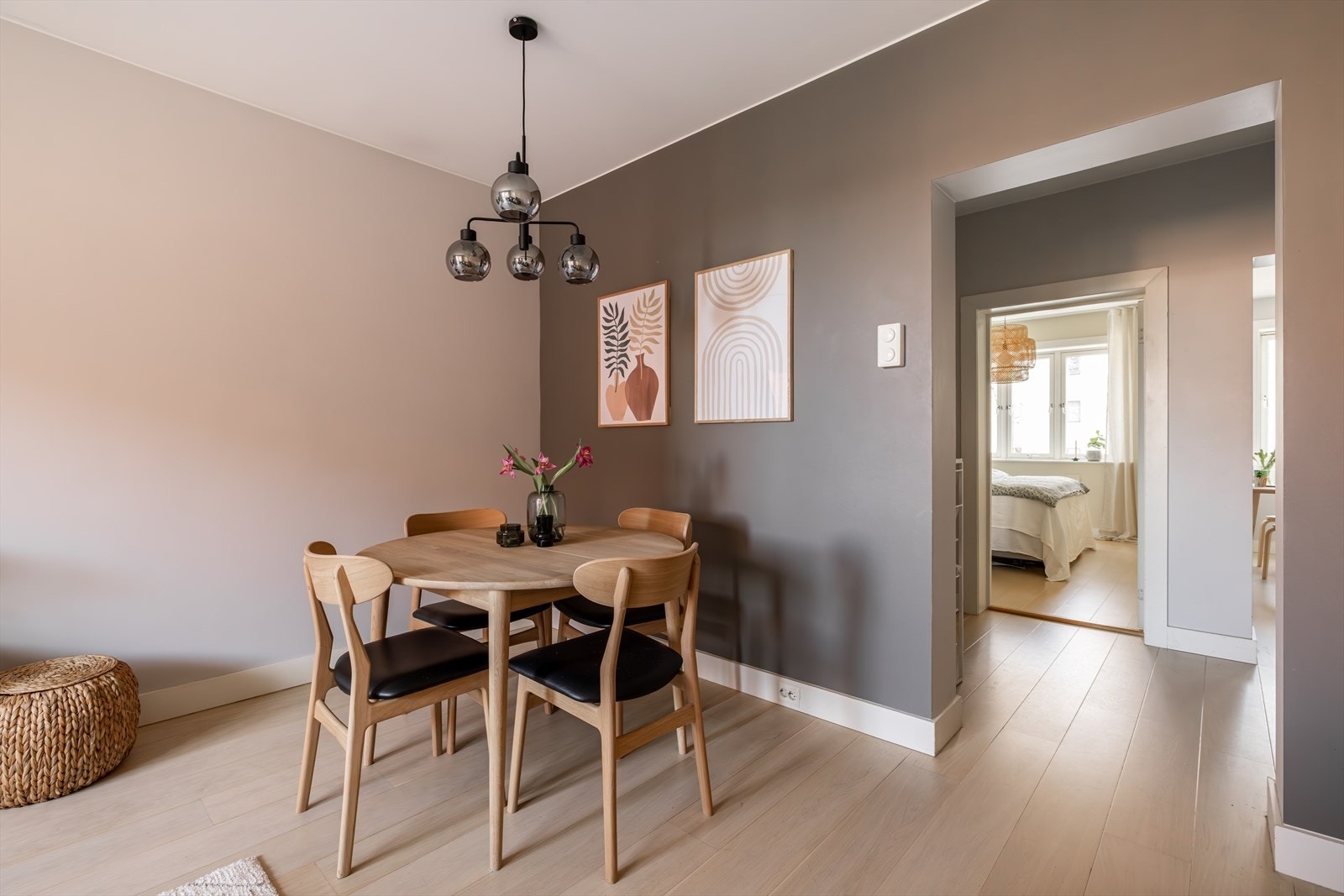 Med gjennomgående planløsning får du godt med lysinnslipp fra begge sider. Galleribilde