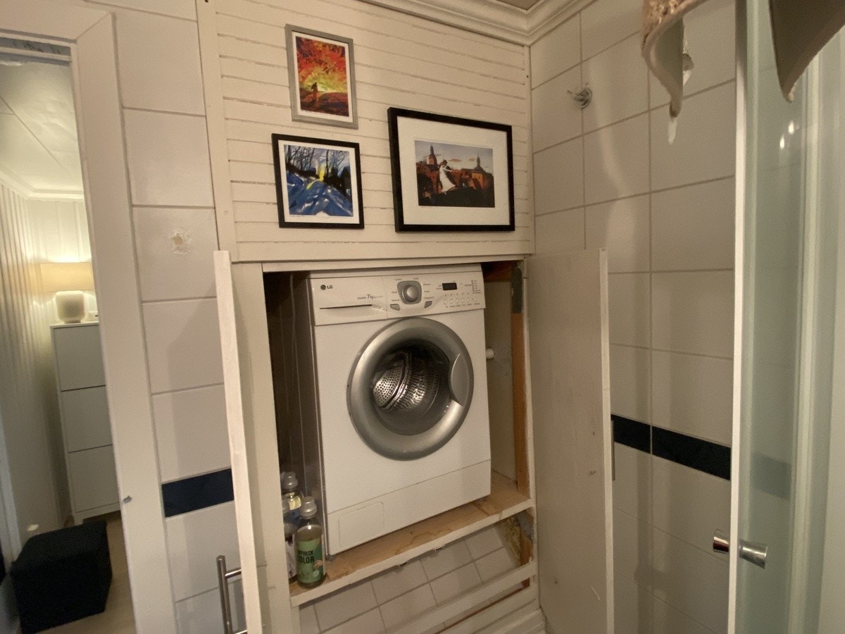 Det er felles vaskeri i kjelleren. Dette er gratis. Leiligheten har en egen vaskemaskin også Galleribilde