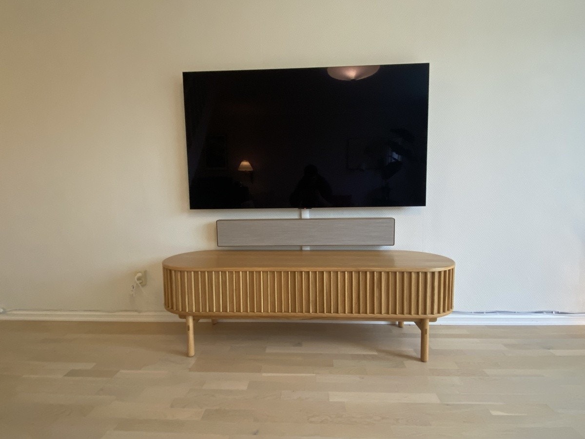 Stor, moderne tv med lydplanke fra B&O Galleribilde