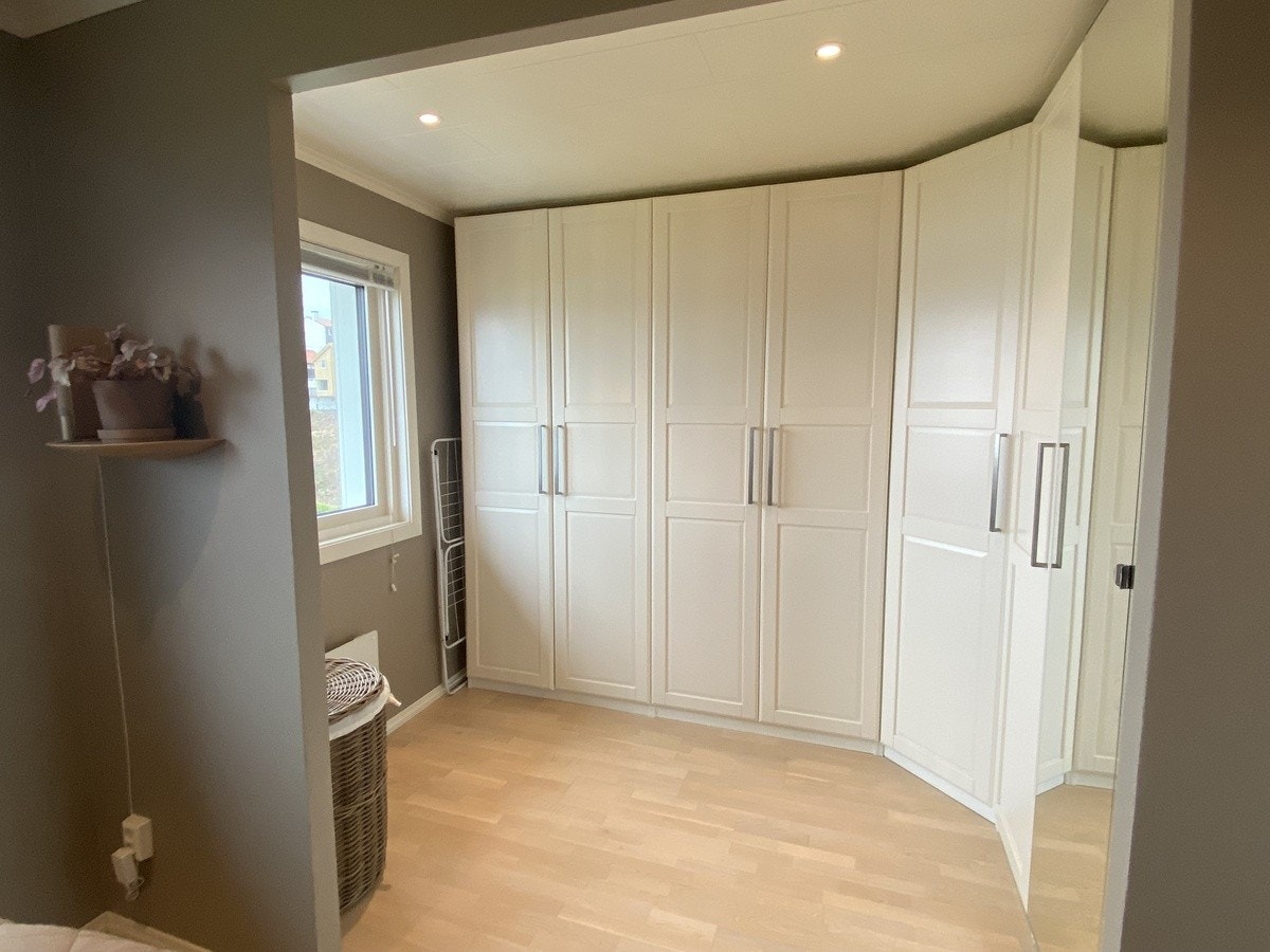 Mye oppbevaringsplass for klær og sko på dette soverommet. Galleribilde