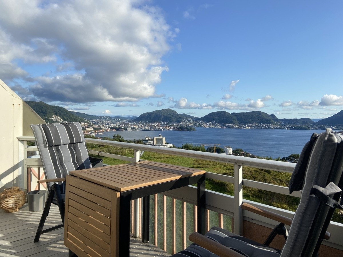 Balkong på 8,7 kvm med den beste utsikt på dagen... Galleribilde