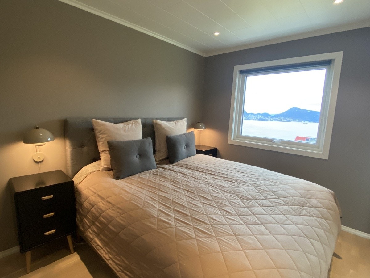 Hovedsoverom med dobbeltseng og utsikt Galleribilde