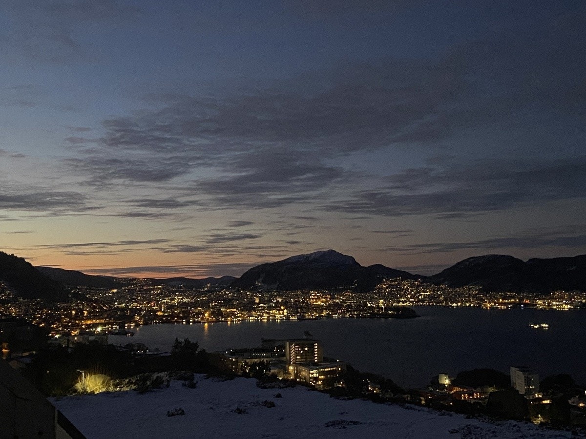Utsikten fra stuen er like fin etter solnedgangen Galleribilde