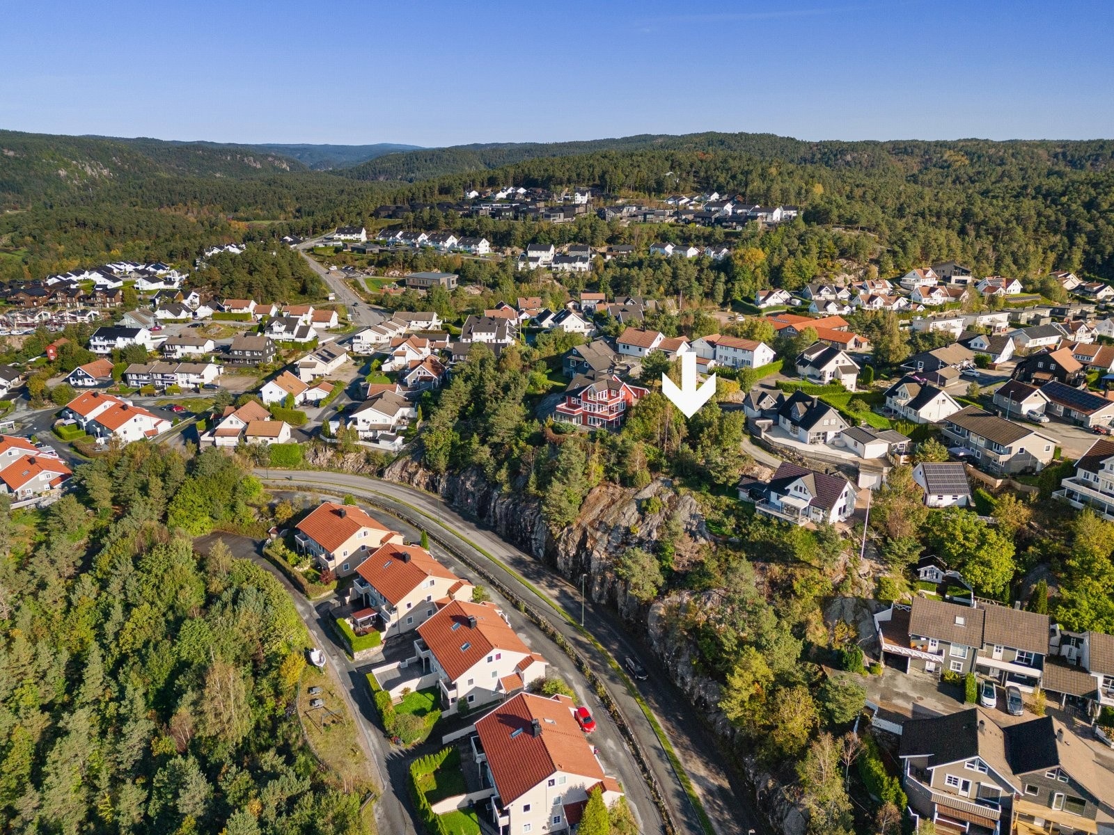 Dronefoto over tomten og området rundt Galleribilde