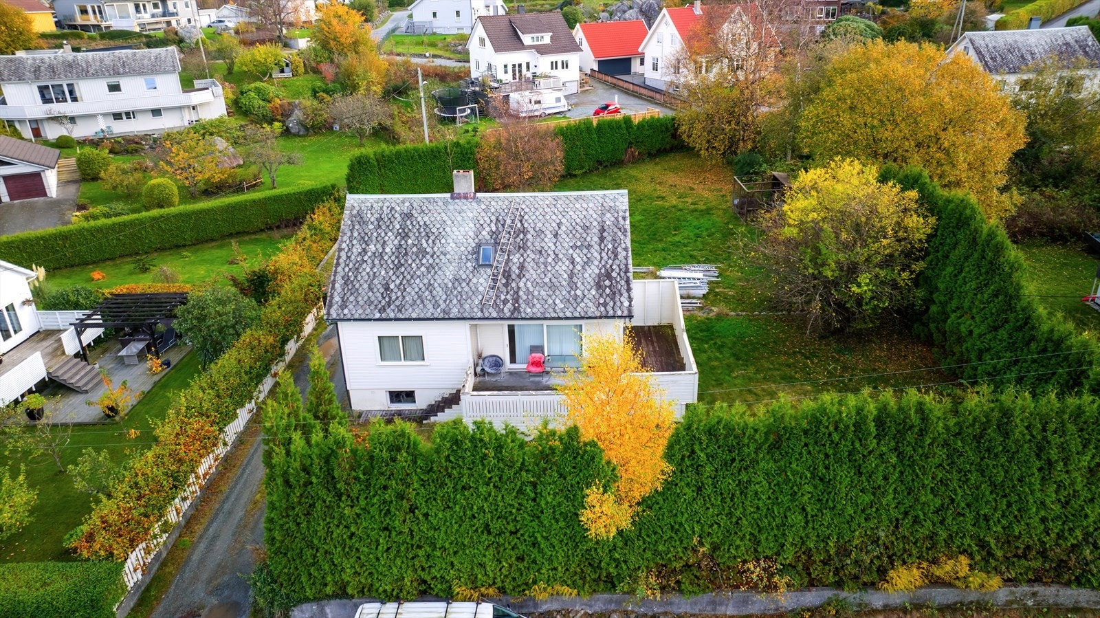 Nåværende bolig på tomten fremstår i dårlig forfatning, og var tiltenkt revet ved utvikling av tomten Galleribilde