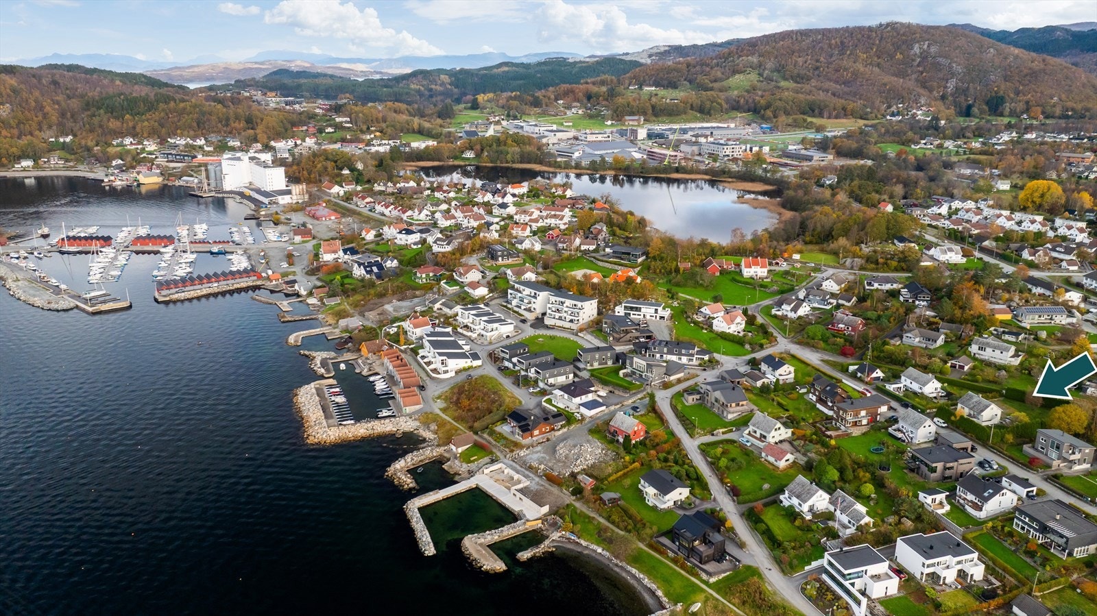 Området er familievennlig med nærhet til skoler, barnehager, butikk og buss - hurtigbåten til Stavanger gjør pendling enkelt Galleribilde