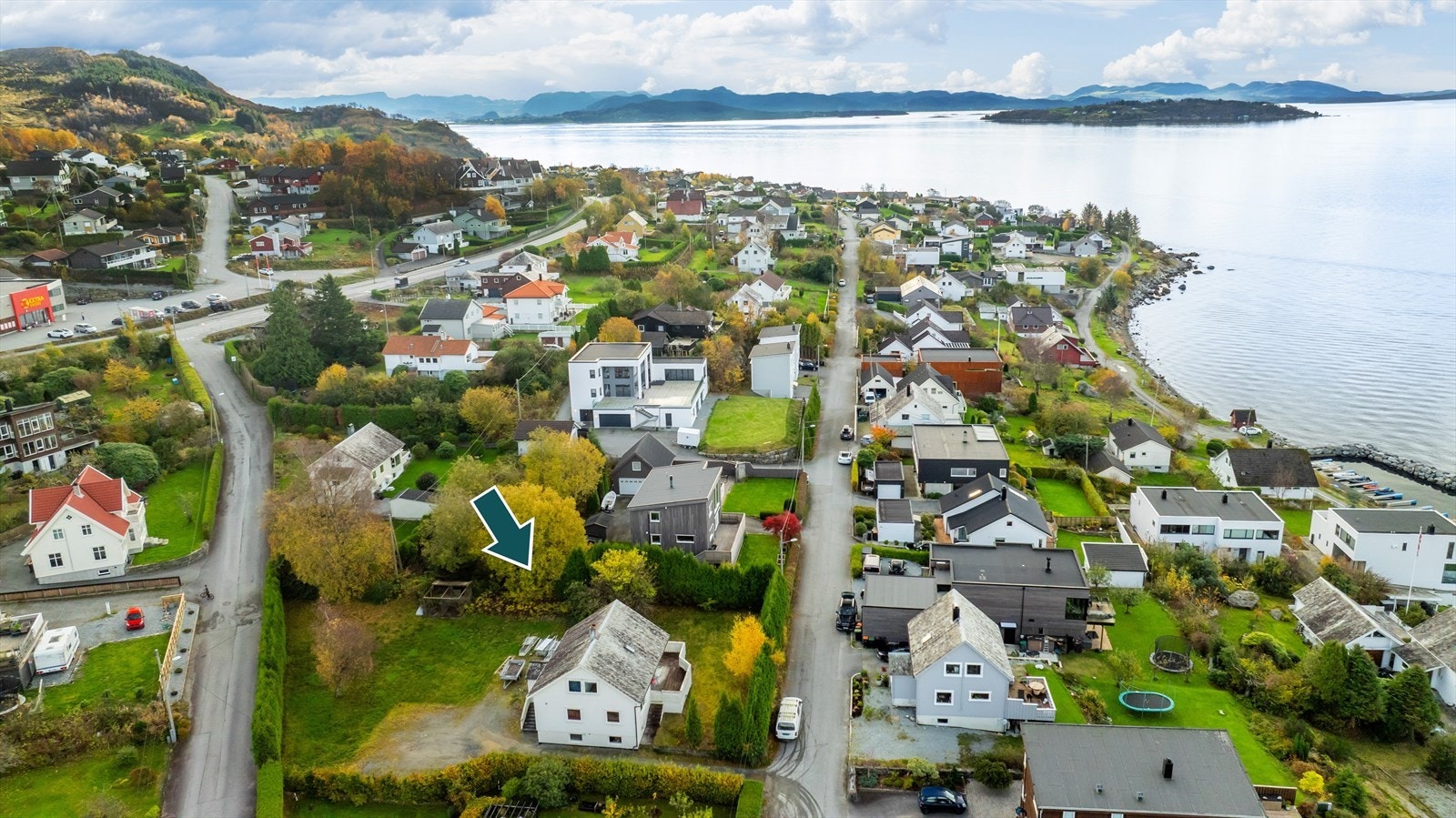 Tomten har utviklingspotensialer med mulighet for inntil tre boliger (iht. reguleringskart) . Kjøper oppfordres særskilt til å undersøke hvilken utnyttelse av tomten som kan påregnes og hvilke tiltak som kreves Galleribilde