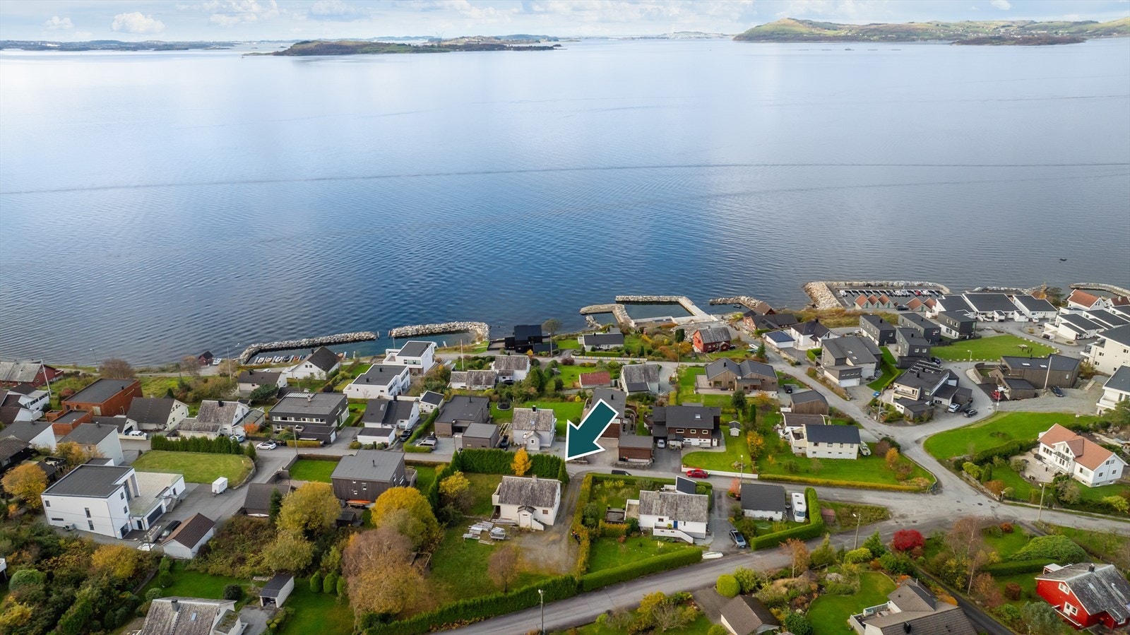 Det er bokstavelig talt kun et par steinkast til sjøkanten og er du glad i sjøen er det verdt å vite at Tau har egen småbåthavn Galleribilde