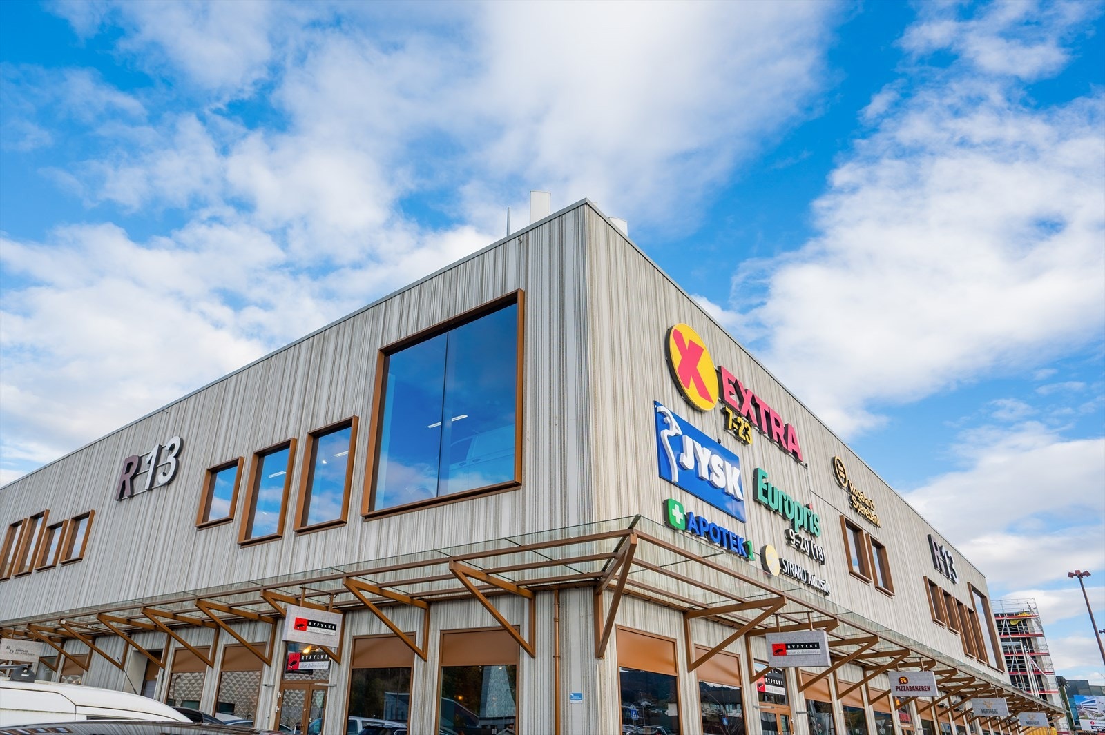 I Tau sentrum er det kjøpesenter med bl.a. dagligvarebutikk, møbelforretning, apotek m.m. - Områdene rundt består også av diverse butikker Galleribilde