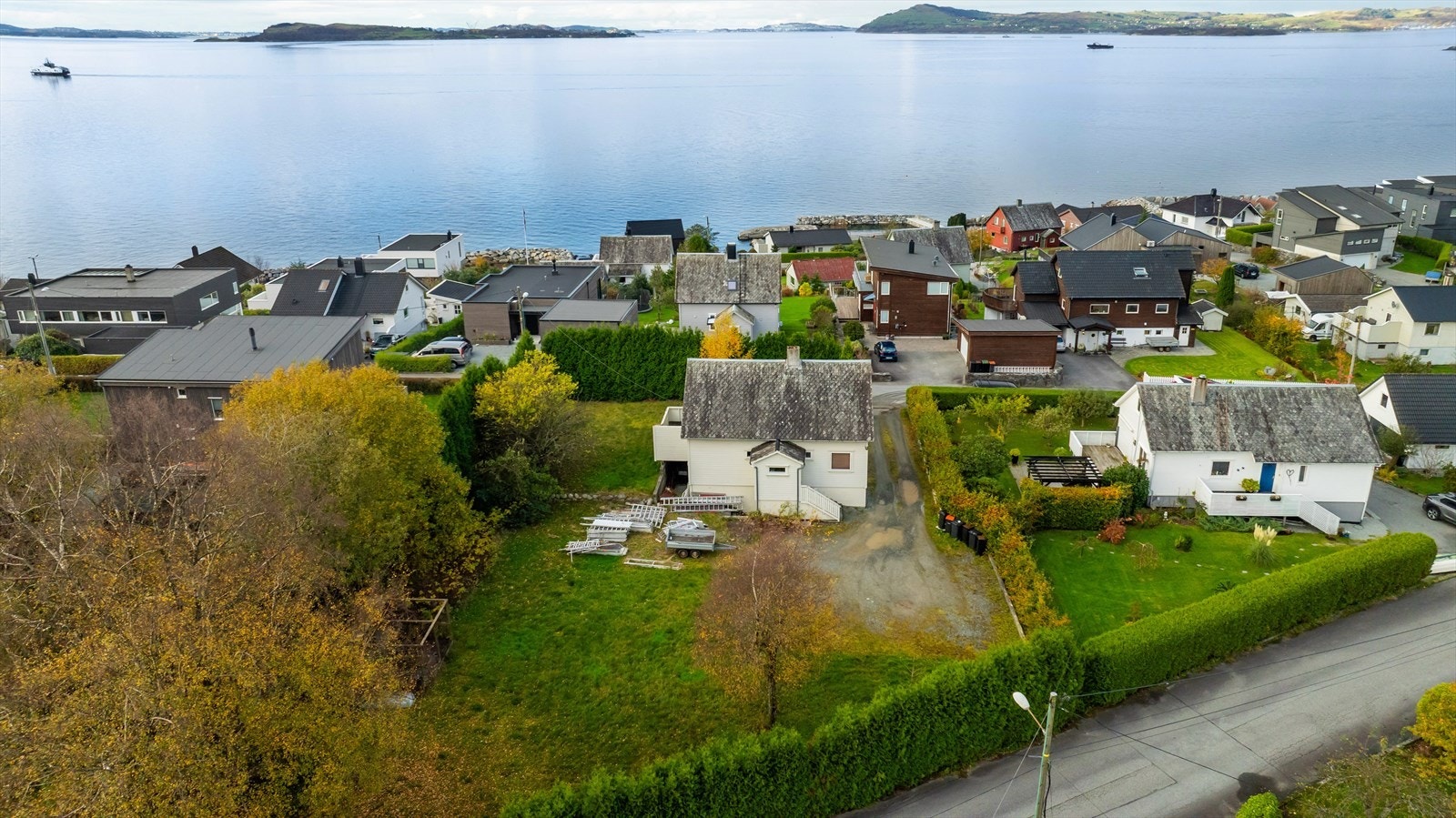I reguleringsplanen er eiendommen avsatt til boligbebyggelse og inntegnet med mulighet for inntil tre boliger - Plankart og planbestemmelser ligger vedlagt i salgsoppaven Galleribilde